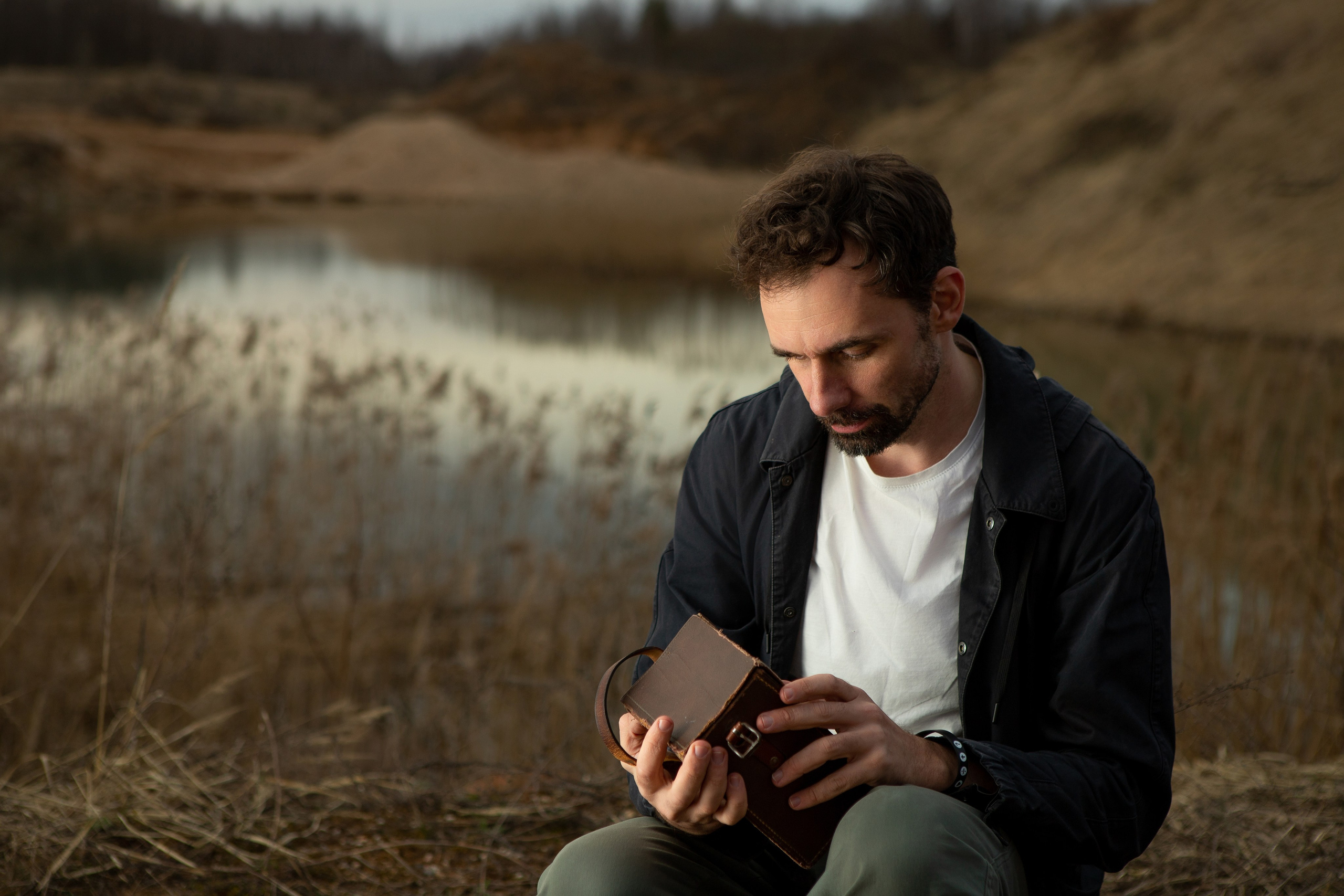 Мужская фотосессия на природе в Подмосковье. Атмосферный мужской портрет