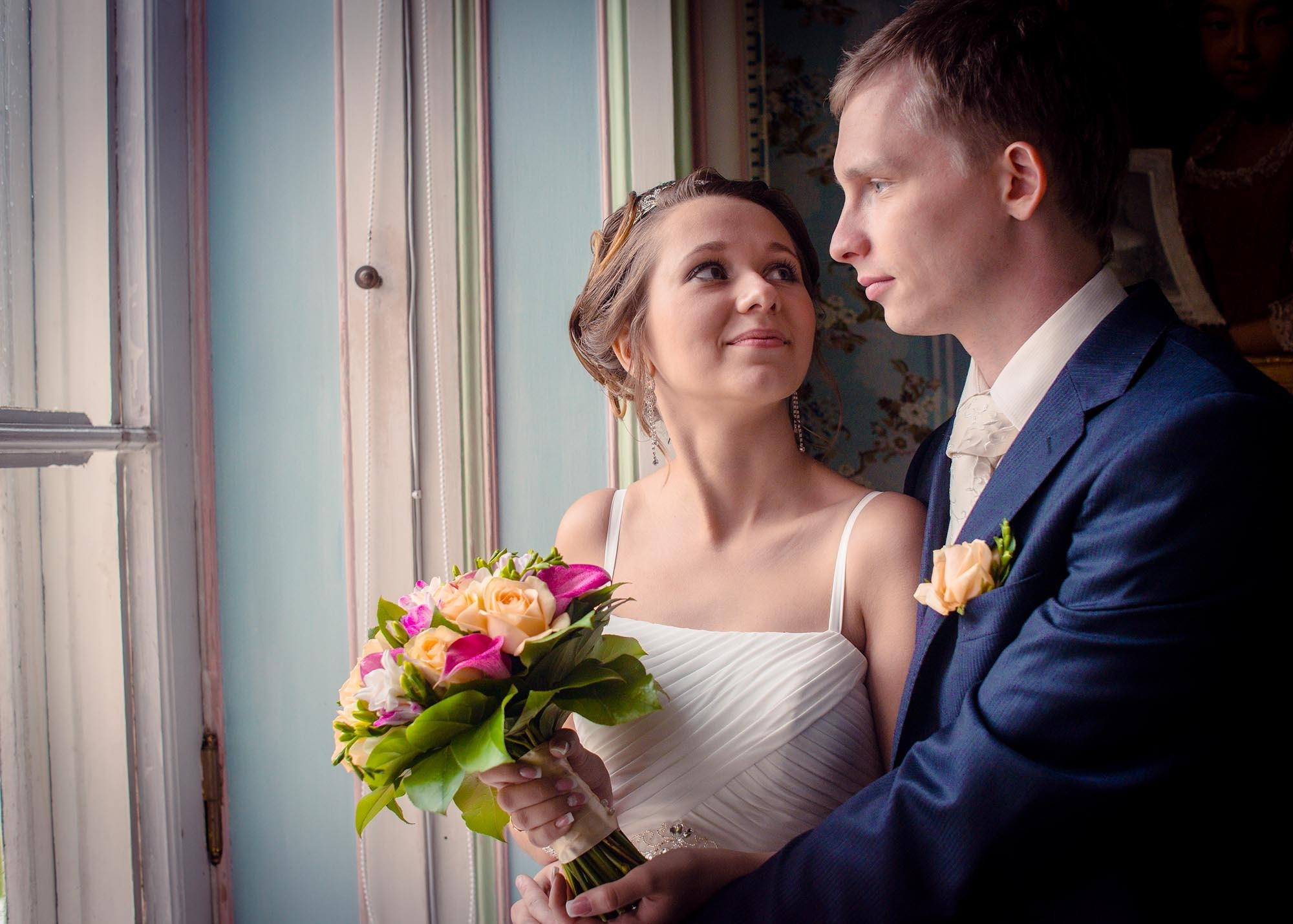 Свабедная фотосессия после ЗАГСа в Кусково для Арины и Романа. Фотограф Москва