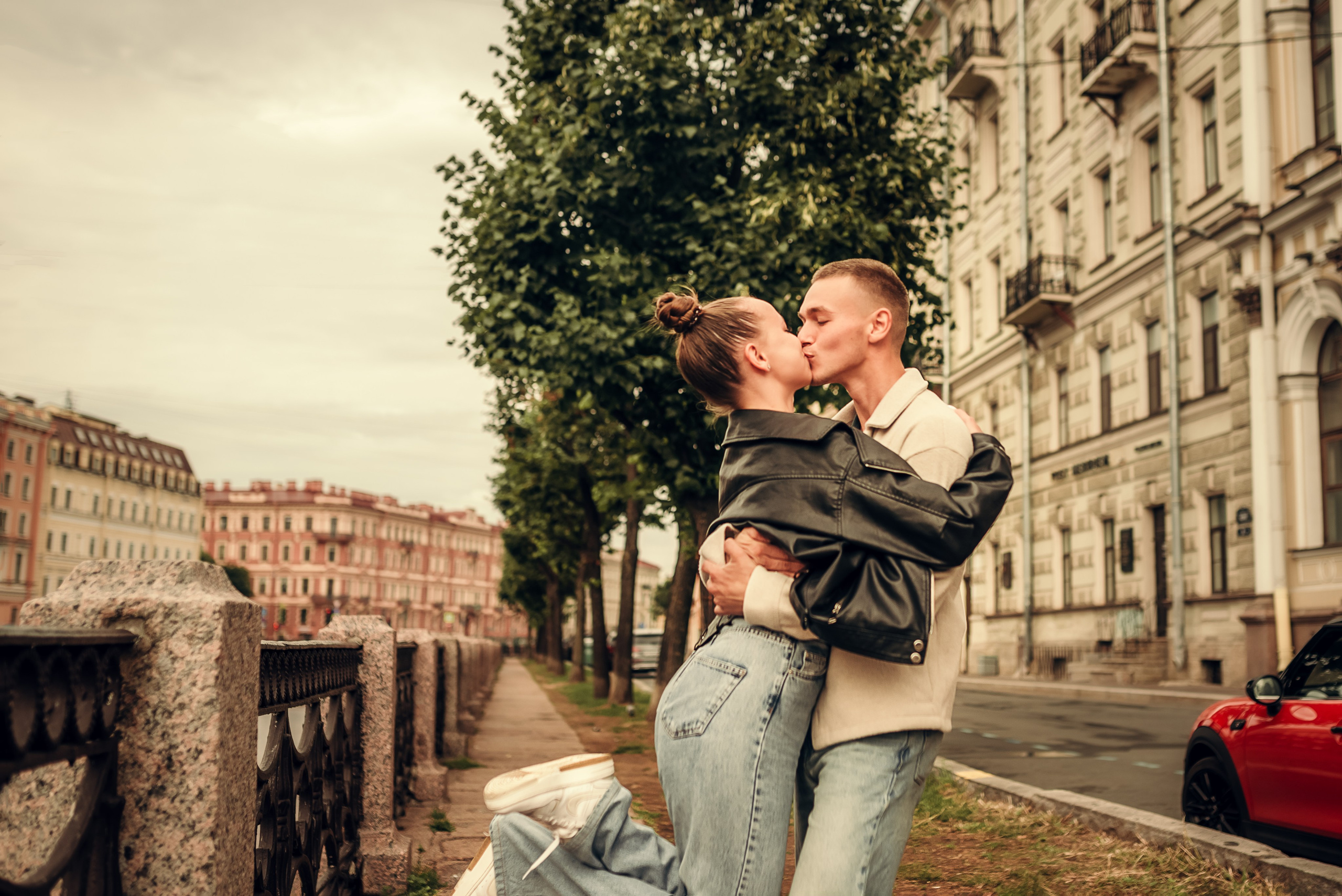 Вика и Никита, летняя фотосессия на Исаакиевской площади. Фотограф в Санкт- Петербурге Мария Золотарь