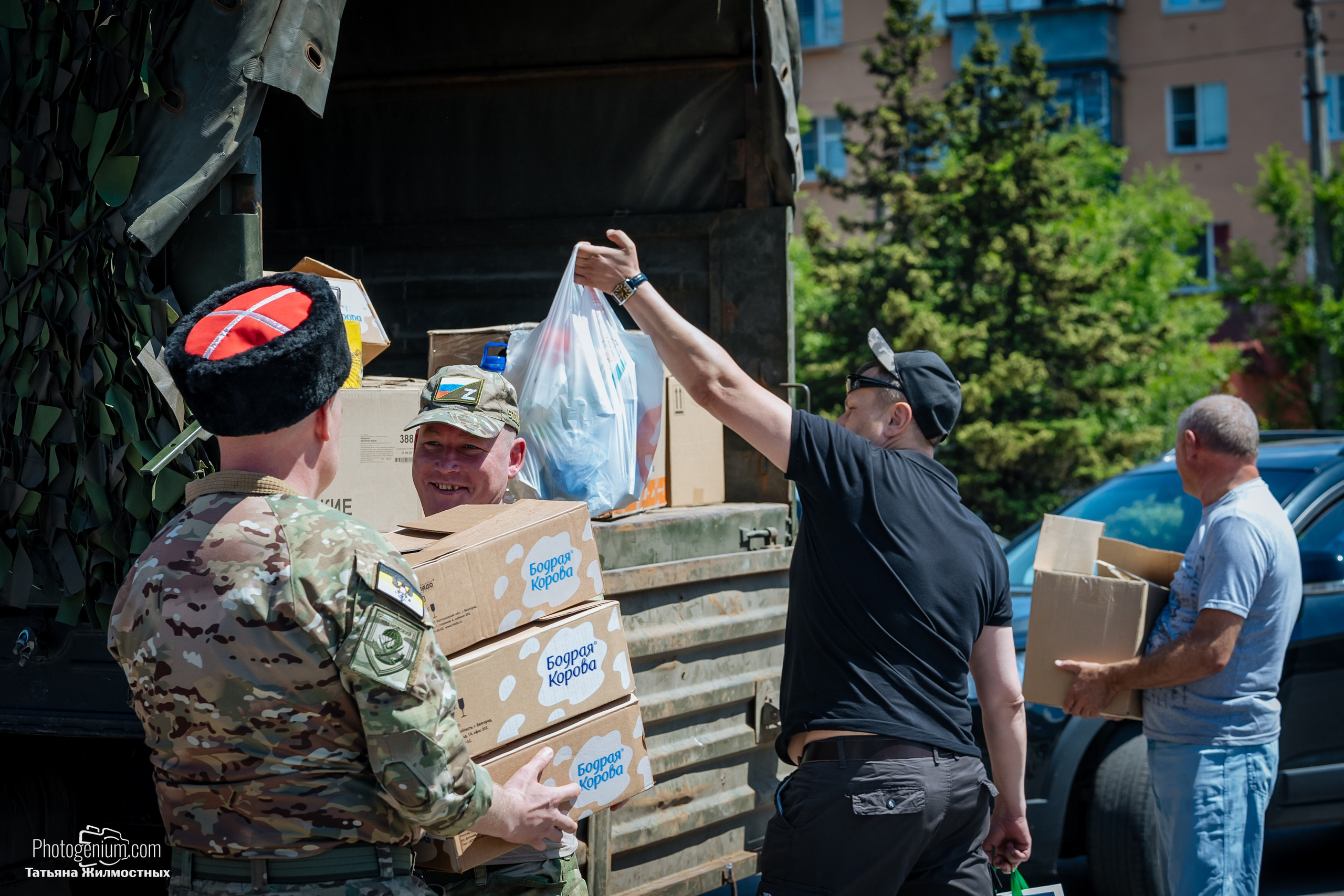 8 июня «Патриоты из Курска» сбор гуманитарной помощи у кинотеатра «Родина». Фотограф Нижний Новгород Татьяна Кейод
