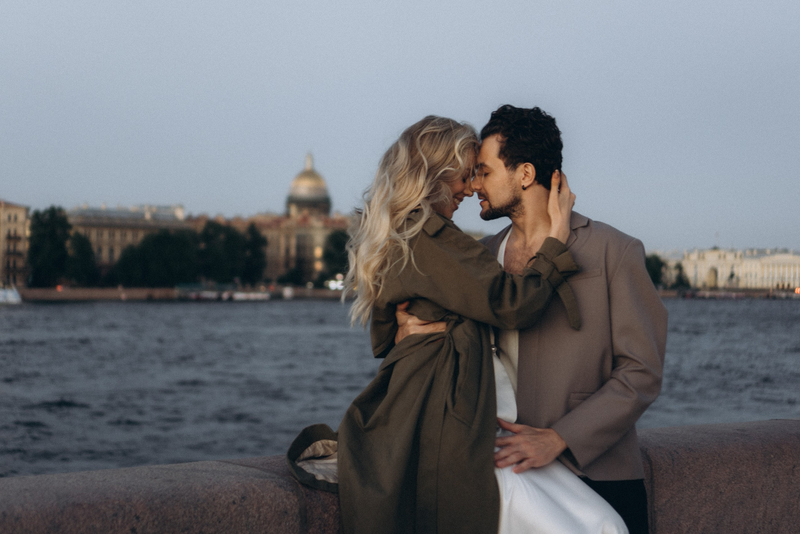 СВАДЕБНАЯ СЬЕМКА ПАРЫ НА РАССВЕТЕ В БЕЛЫЕ НОЧИ И ПРОГУЛКА С РАЗВОДНЫМИ МОСТАМИ И ПИКНИК ВОЗЛЕ ИСАКИЕВСКОГО СОБОРА. Профессиональный фотограф, Санкт-Петербург — Виктория Богомолова