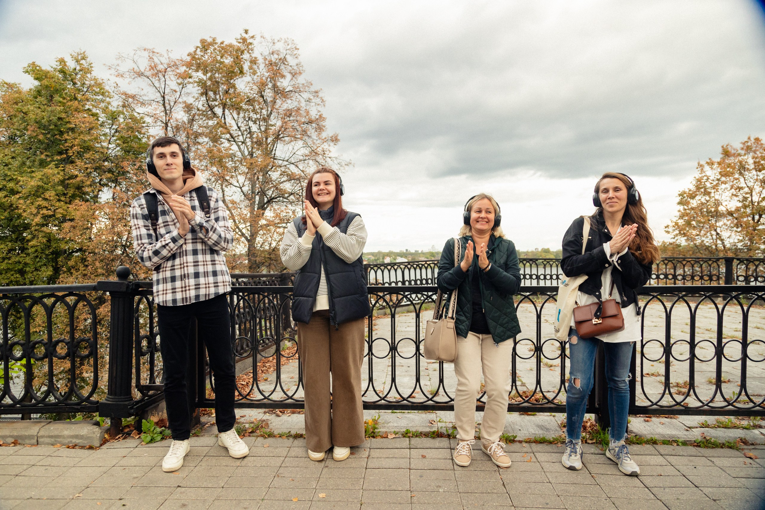 Экскурсия. На каждом снимке всегда два человека: фотограф и зритель