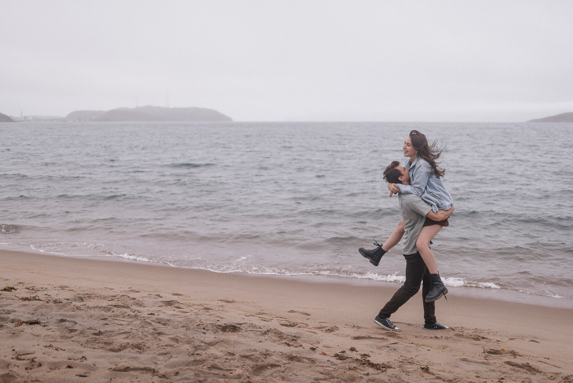 Даша и Дима. Прогулка по берегу Баренцева моря. Фотограф в Мурманске Екатерина Рудак