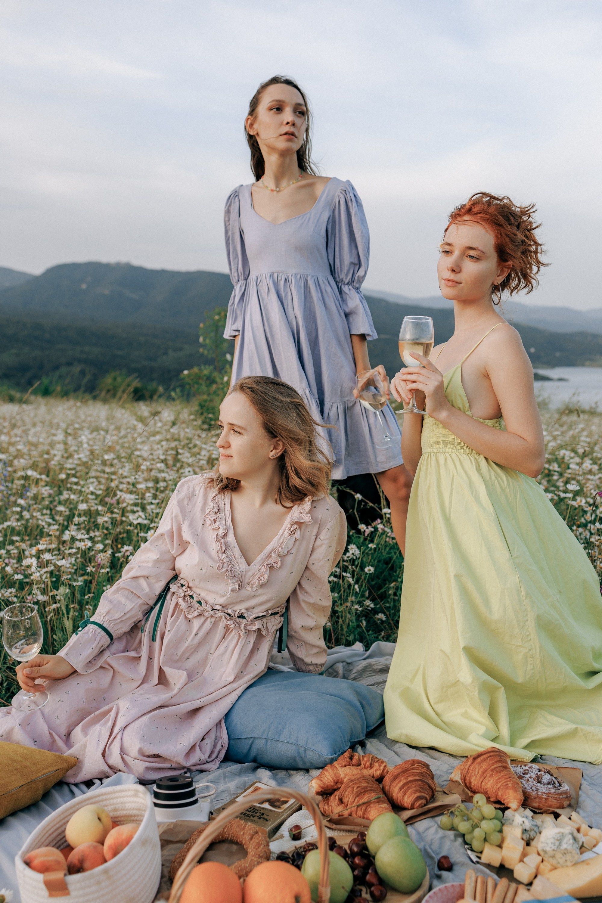 Picnic in the chamomile field in Georgia. Fedor Lemeshko — Destination Wedding and Family Lifestyle photographer