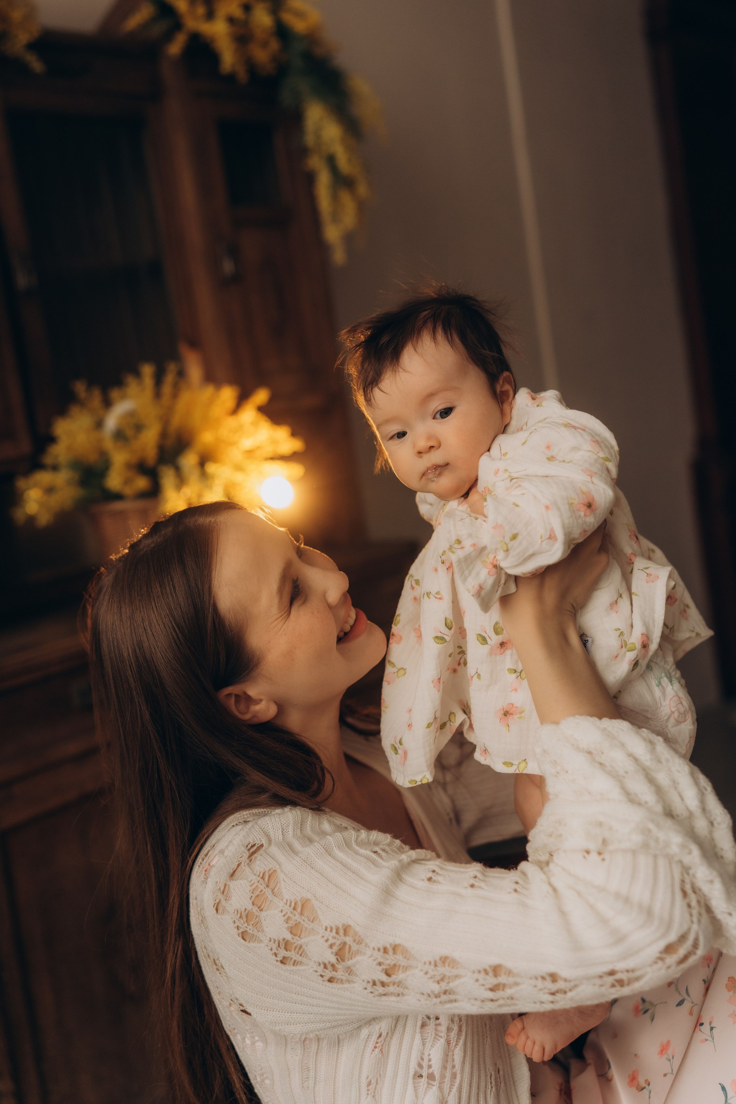 Мама с дочкой и мимозы. Семейный фотограф в Казани