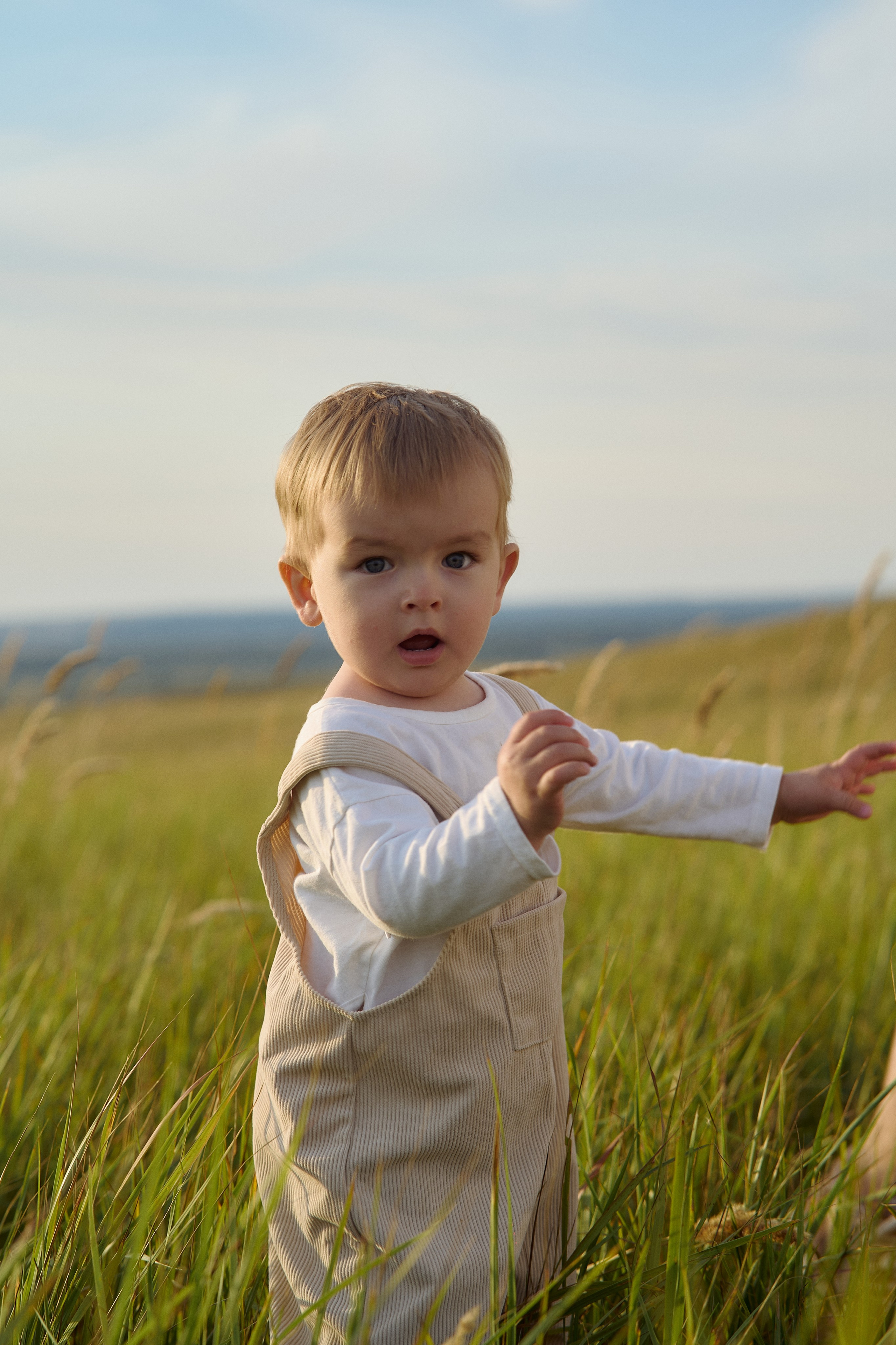Шамиль, Аня и Марс в поле с барашками. Семейный и свадебный lifestyle-фотограф в Москве Мария Петрова