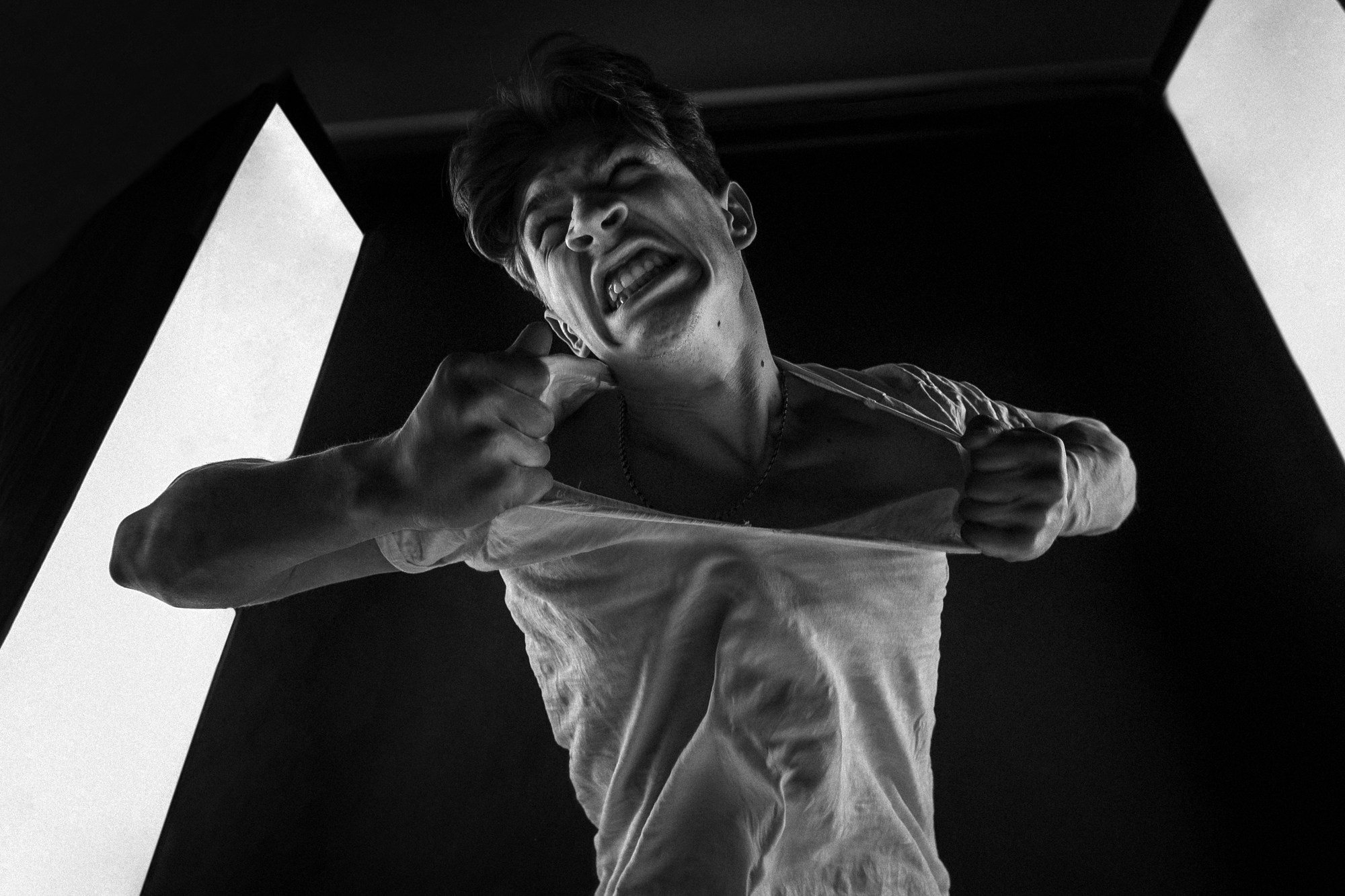 мужской эмоциональный портрет ,чб, крик,зубы,нуар