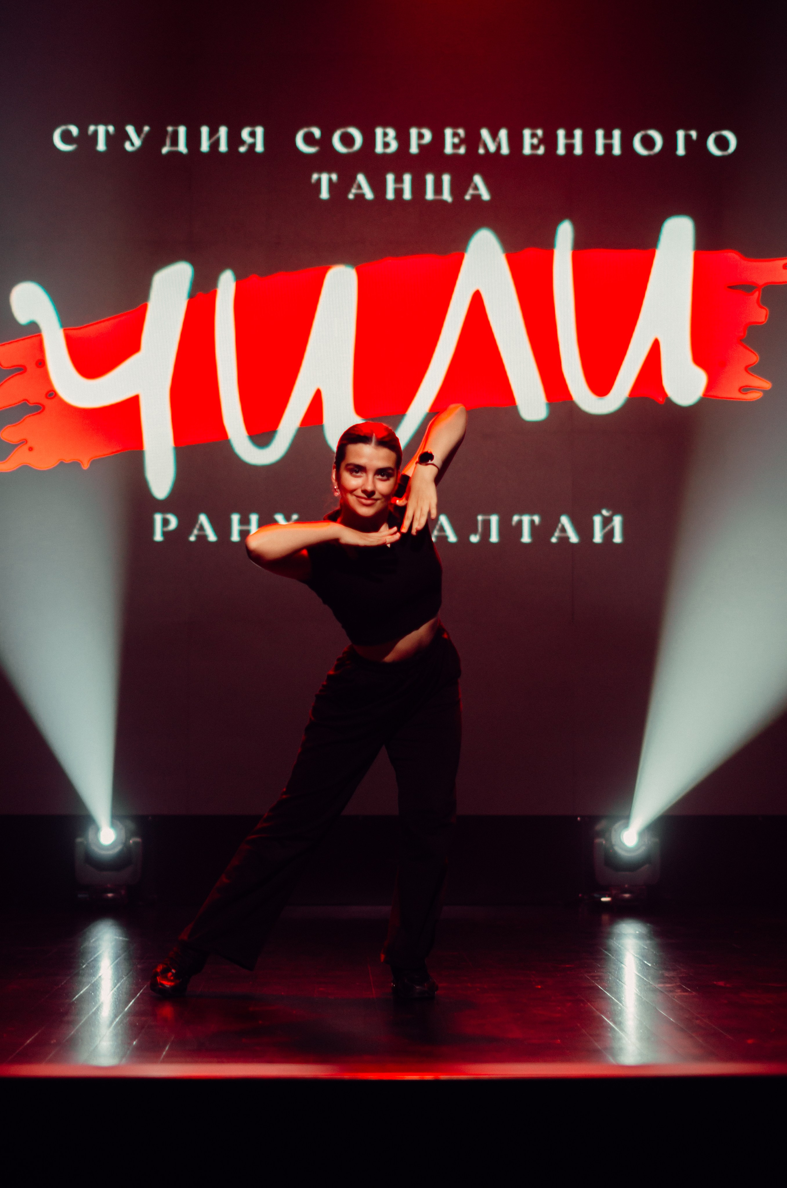 Групповая фотосъемка танцевального коллектива. Денисова Аля — фотограф для парных съемок и индивидуальных историй в Барнауле