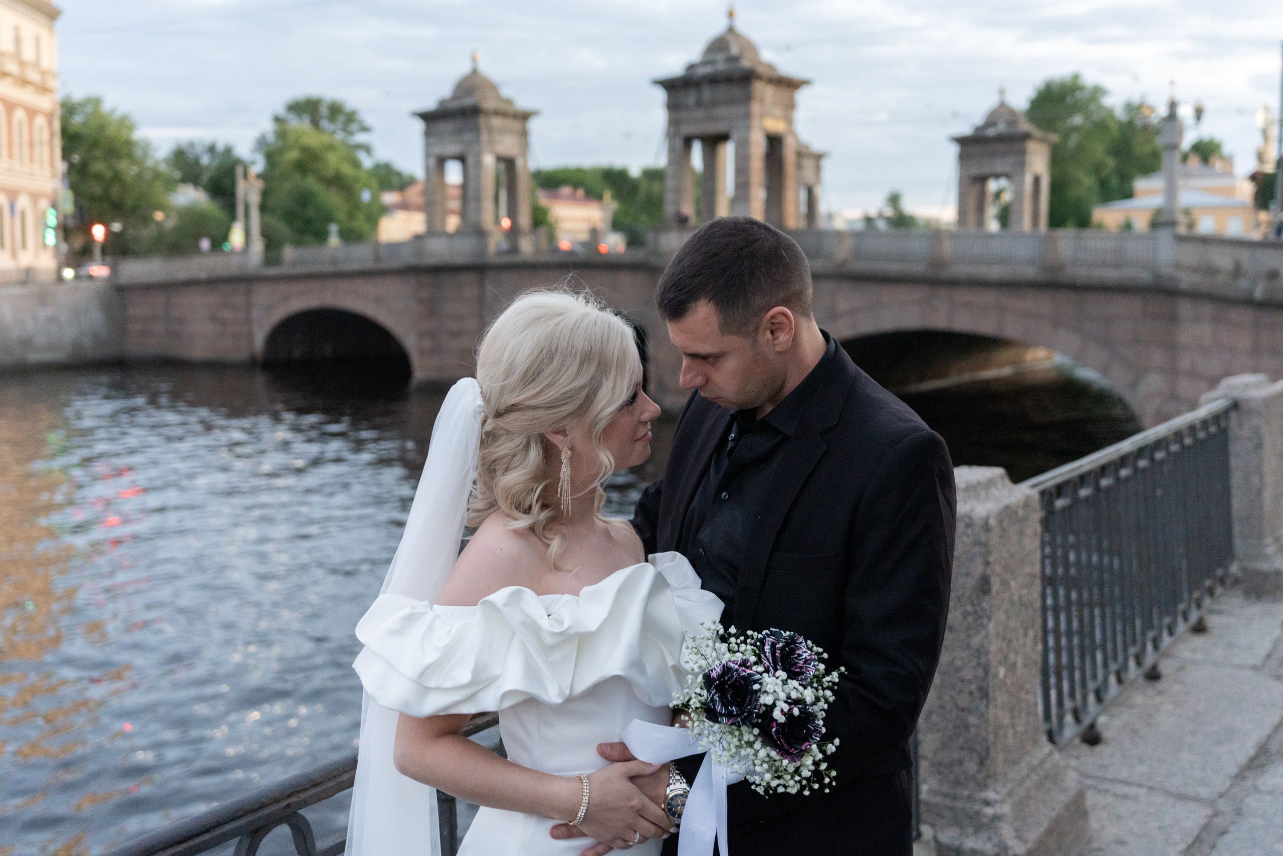 Пара целуется на фотон моста в Санкт-Петербурге во время белых ночей