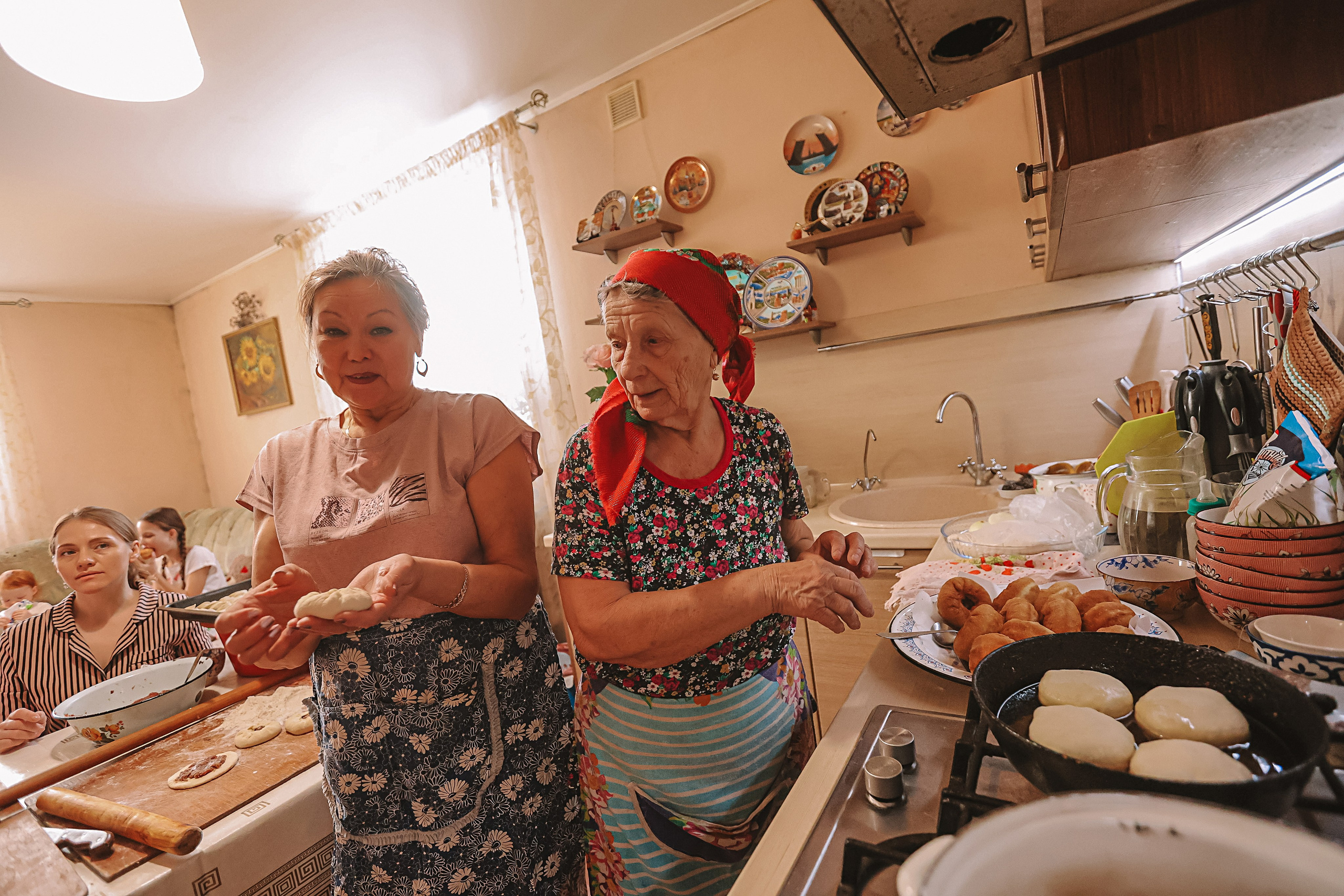 Большая семья репортаж. Семейный фотограф Тюмень, фотограф на роды Салмина Мария