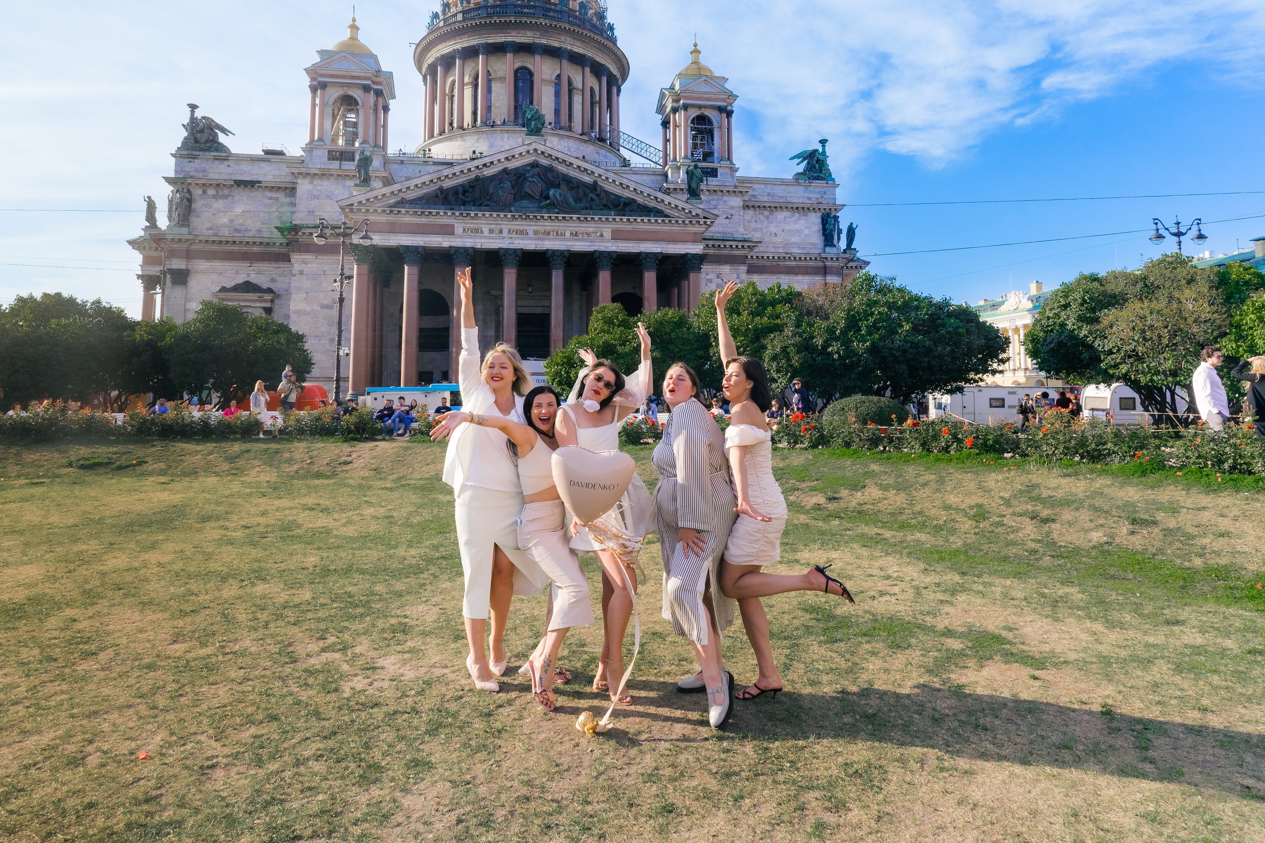 Фотосъемка девичника, встреча девушек, веселые женские портреты