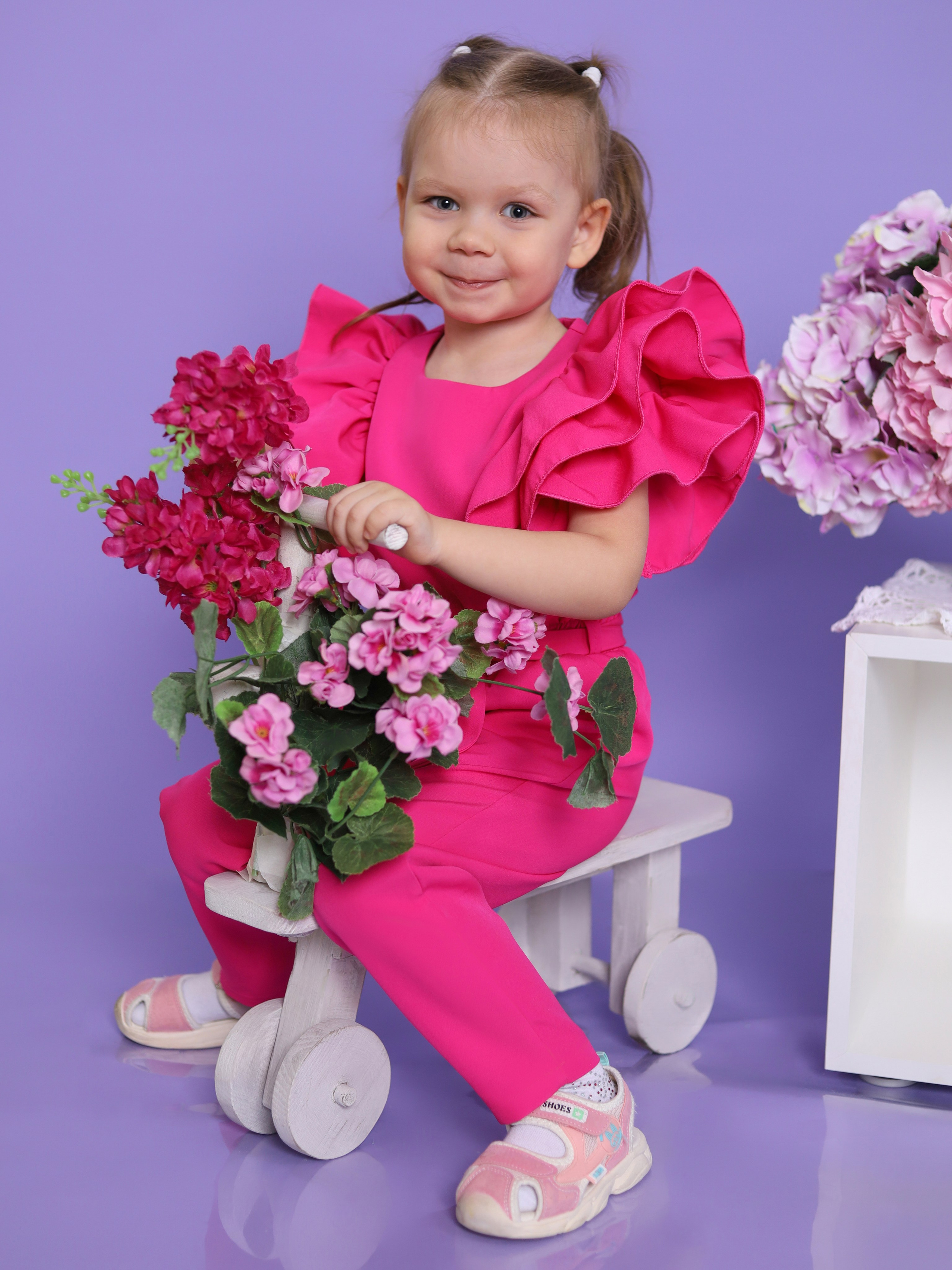 Общее фото в детском саду с выездным реквизитом в Тюмени. Выпускные альбомы в Тюмени для школ, садов, вузов спортивных секций