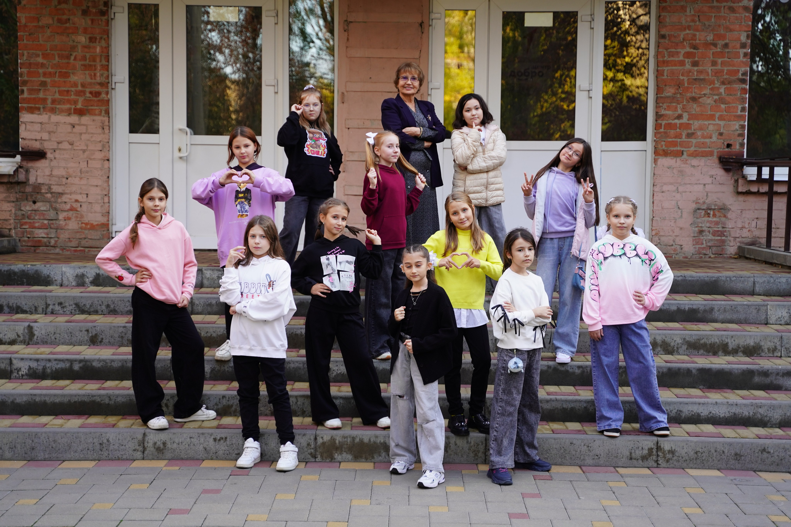 Фото с другом. MEMENTO.Выпускные альбомы, школьные, юбилейные и другие книги. Ростов-на-Дону