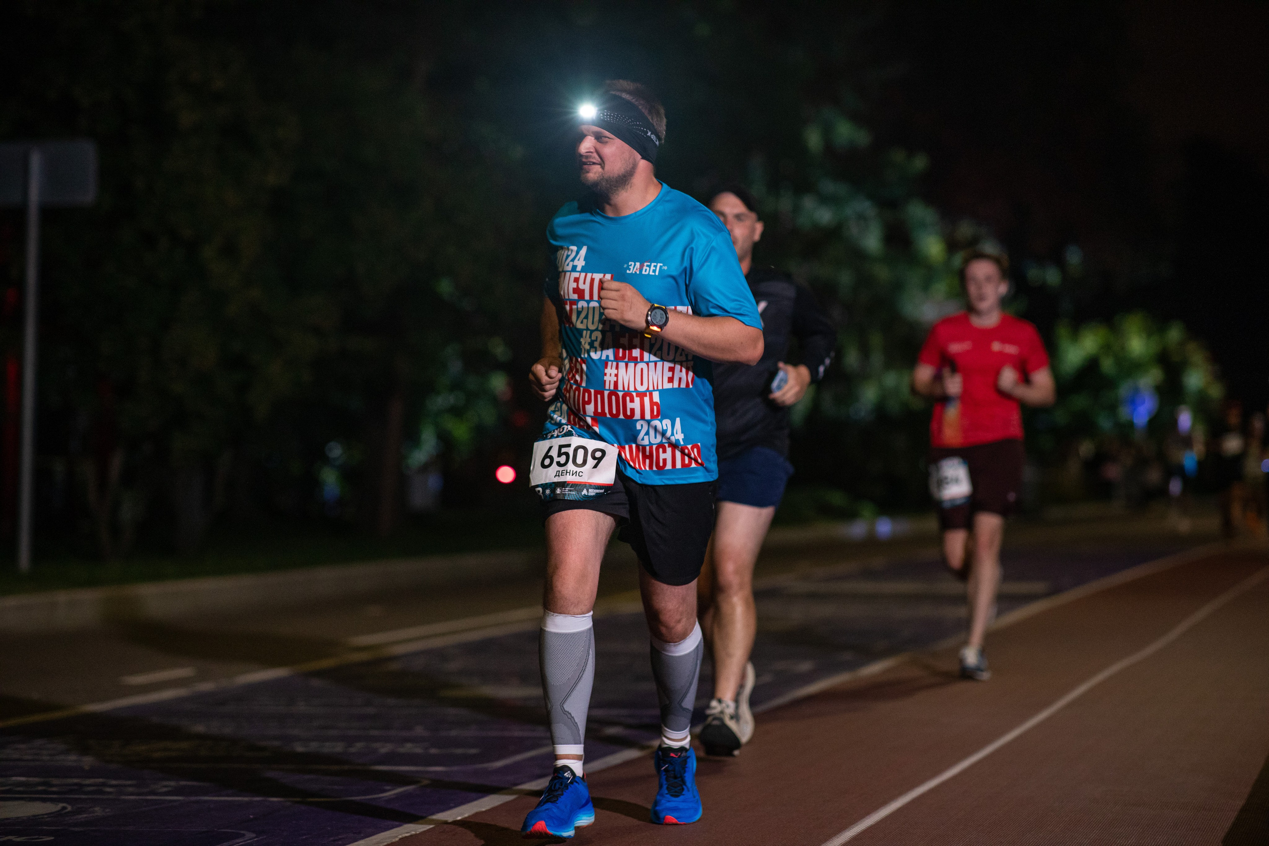 Ночной забег в ленте фотографий бегунов 03.08.24. Фотограф Сергей Ловкий