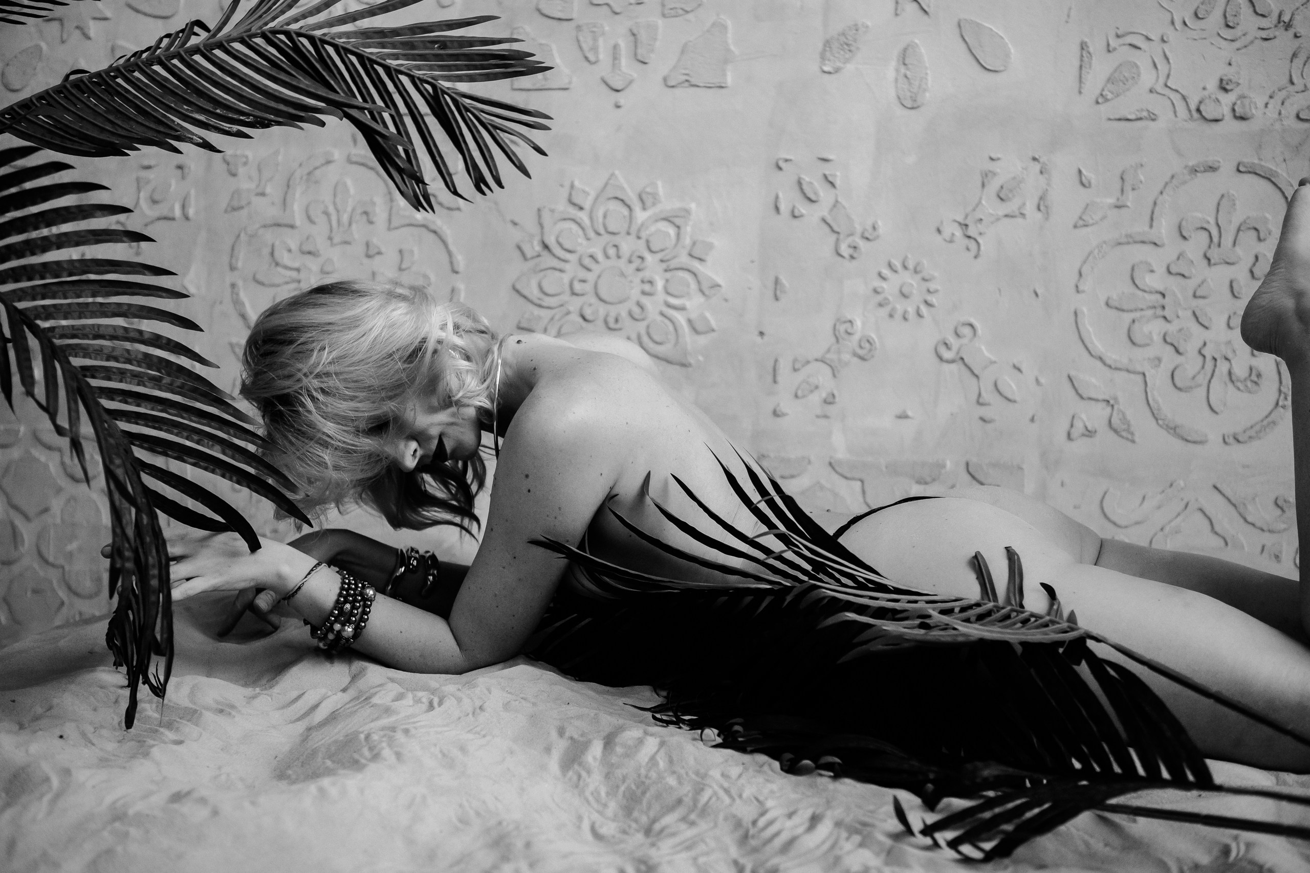 Художественная фотосессия в студии с песком. Свадебный фотограф в Москве