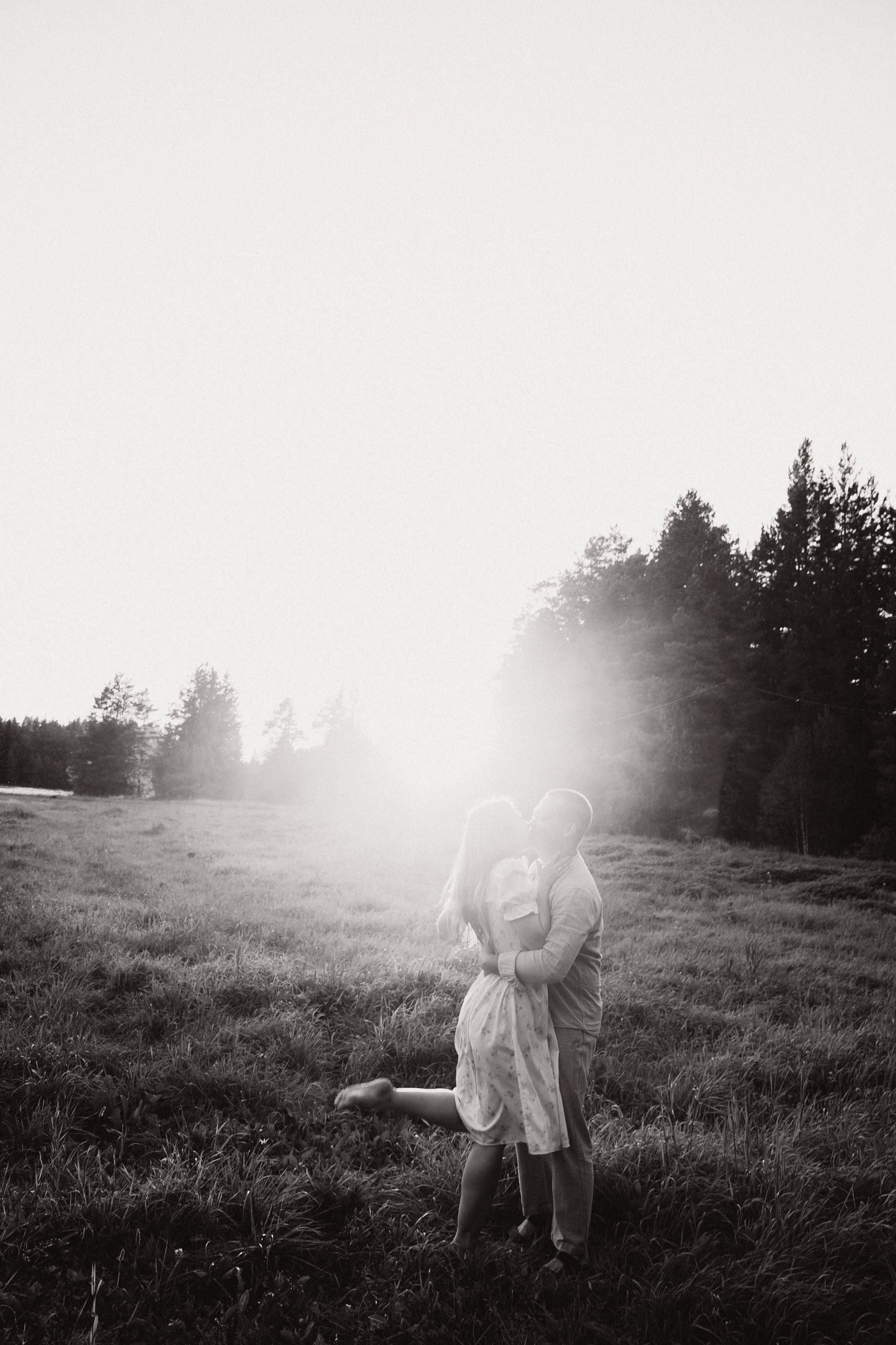 Целоваться в траве. Семейный свадебный фотограф Екатеринбург Первоуральск Шарнина Алёна