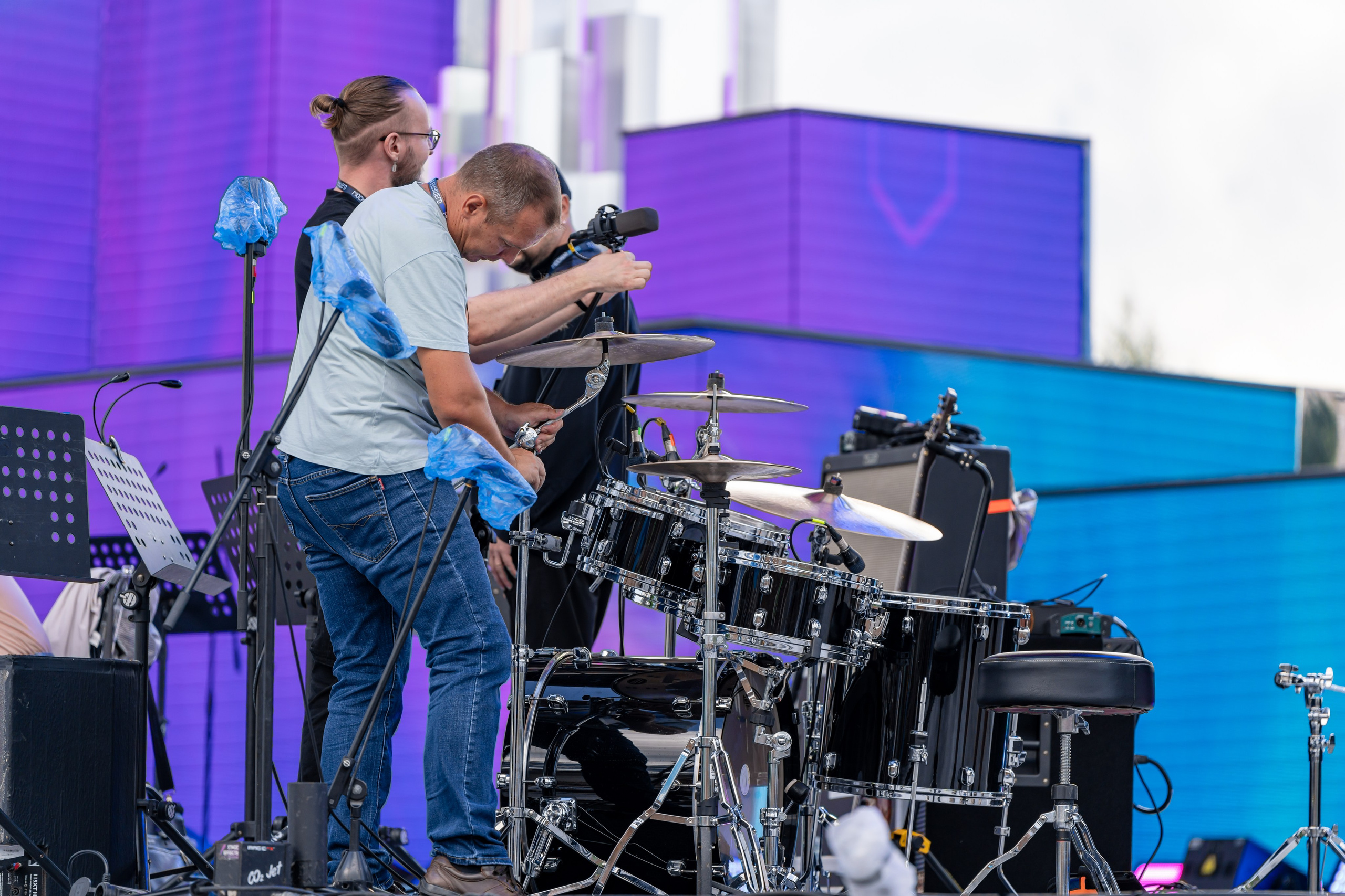 Барабанная установка на сцене в Зарядье