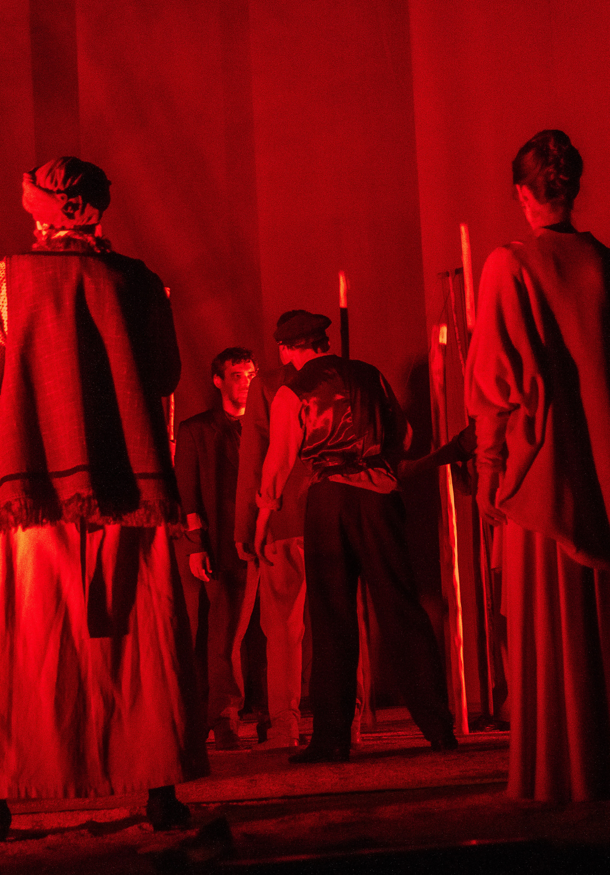 Драматическая сцена спектакля «Дети Солнца», снятая в Самарском драматическом театре.