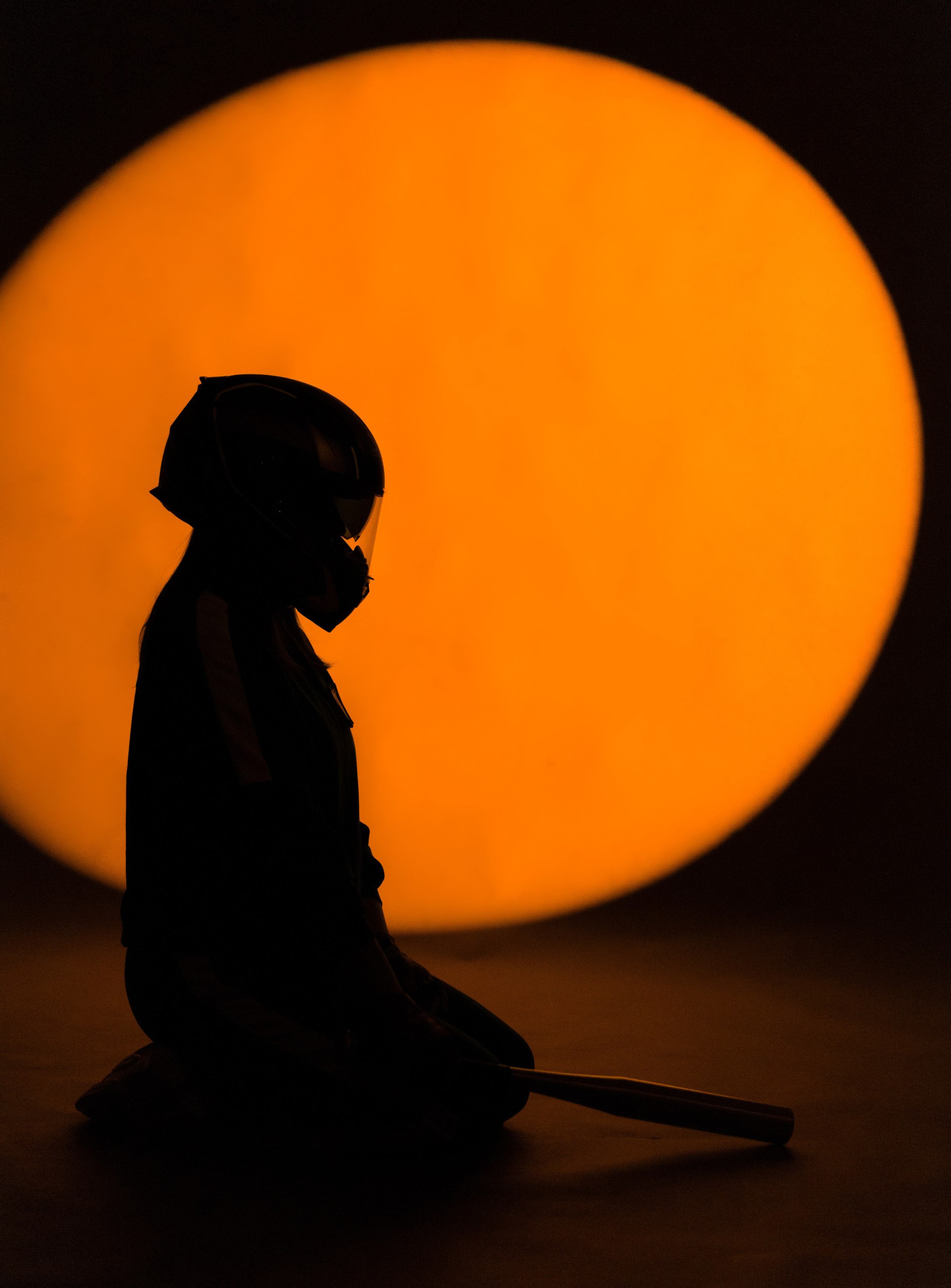 Фотопроект самоизоляция, сомнамбула, сновидческие видения, философия, одиночество, арт-фотография. девушка в шлеме с битой orange