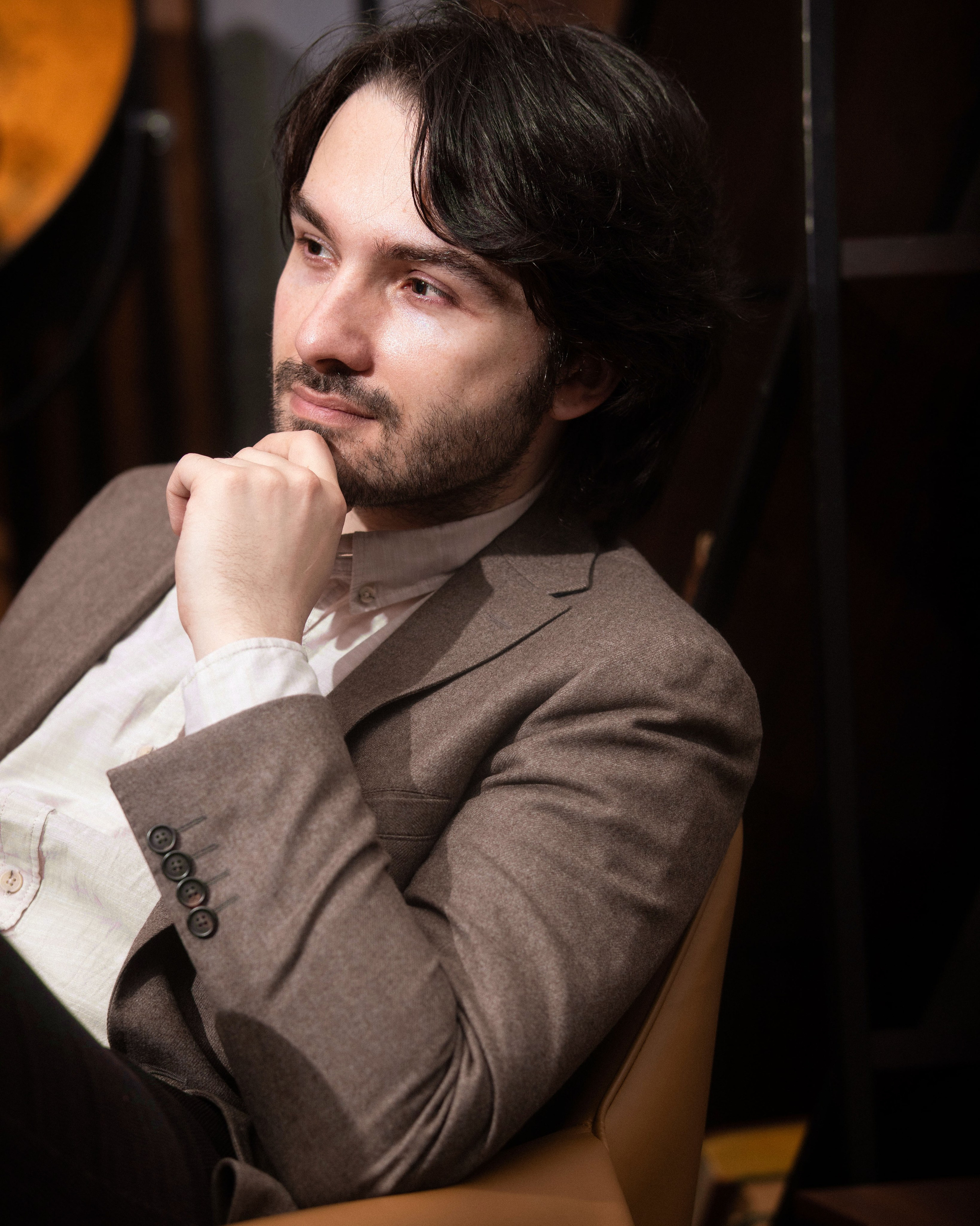 мужчина сидит и думает