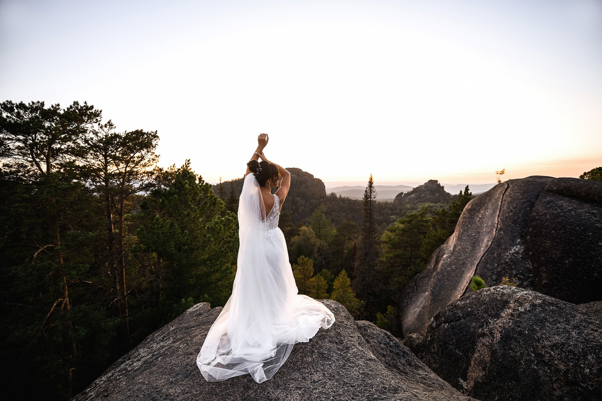 🌄 Демьян и Катя — свадьба в нацпарке "Столбы" | Веселый банкет и эпичные фото на скалах. 📸 Свадебный и семейный фотограф в Красноярске Тихомиров Евгений | 17 лет опыта | 800+ свадеб