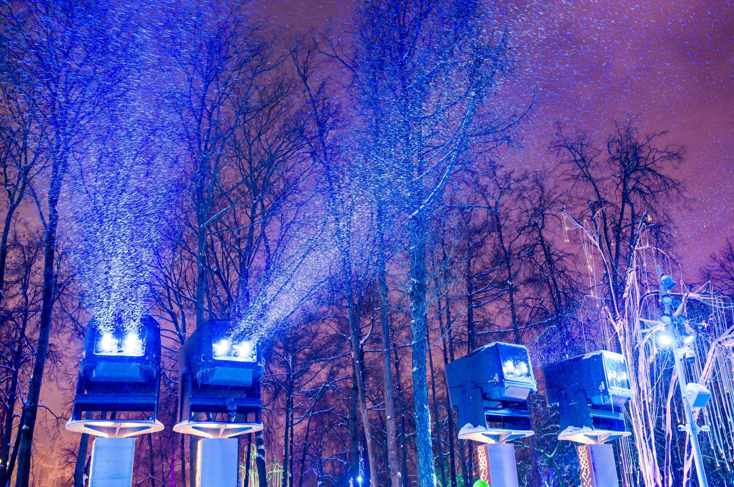 Снег в свете прожекторов в Лужниках в Москве