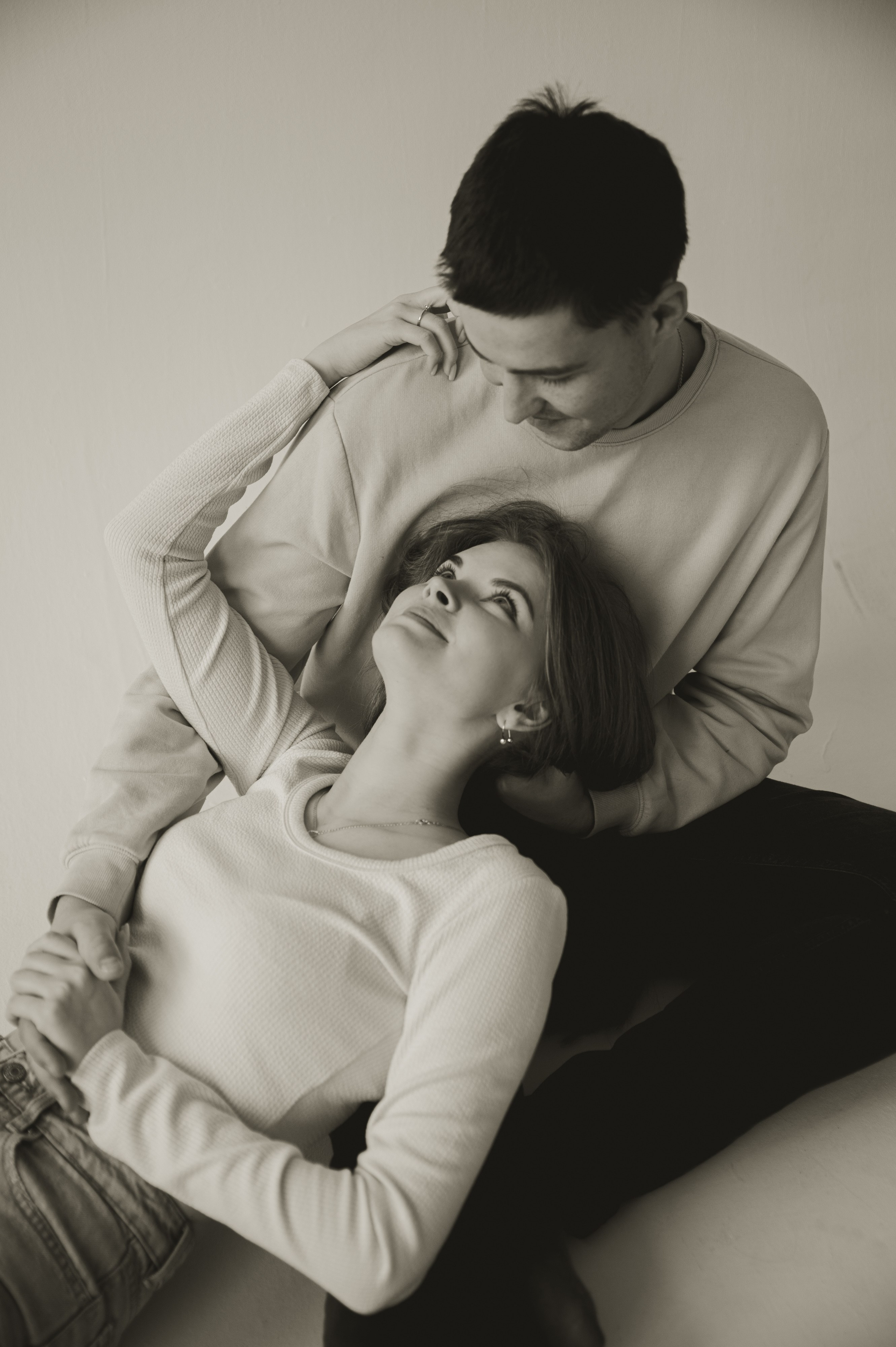 Предсвадебная лавстори в студии в Москве. Свадебный и портретный фотограф в Москве Жердев Даниил