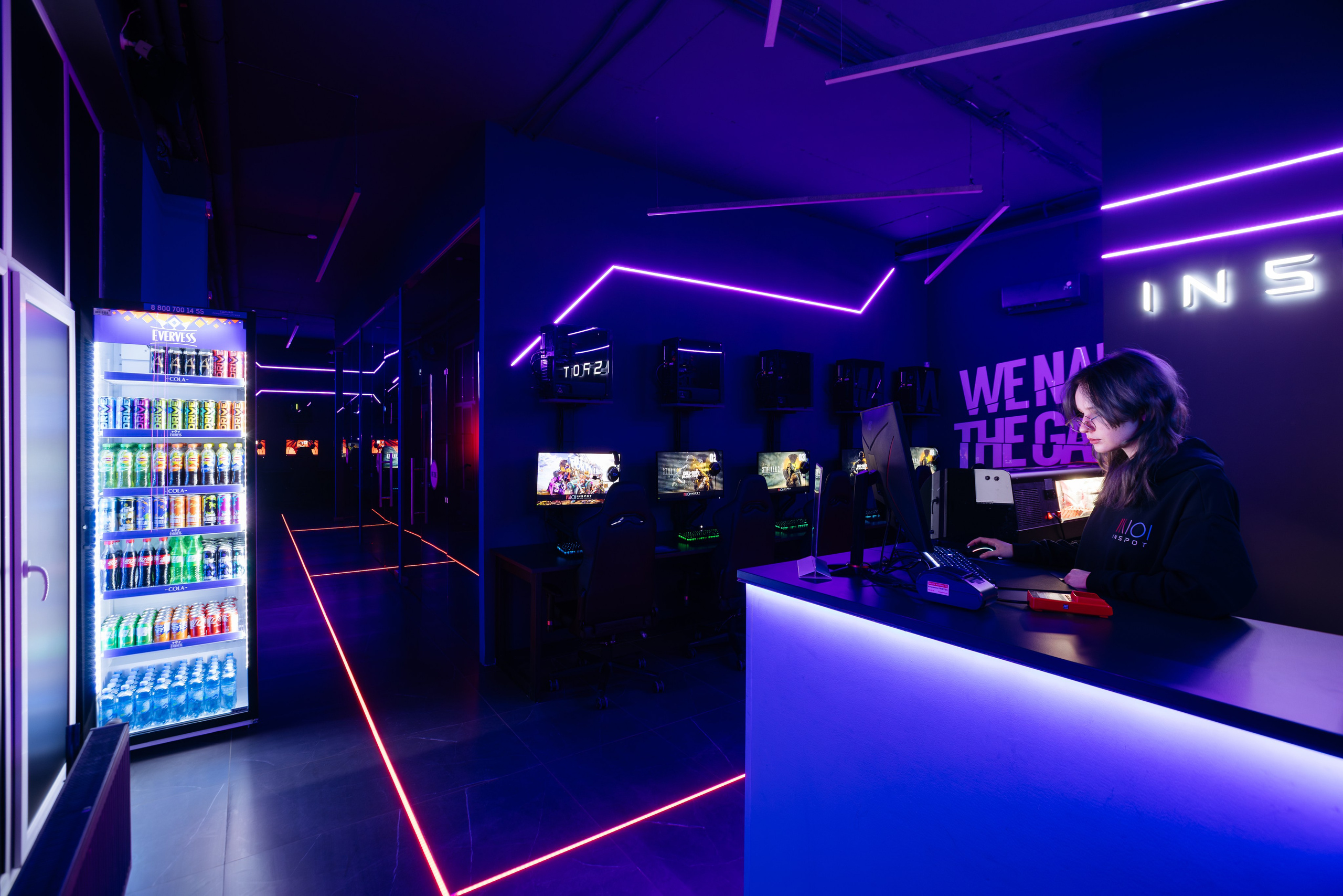 Игровой компьютерный клуб INSPOT Владивосток.