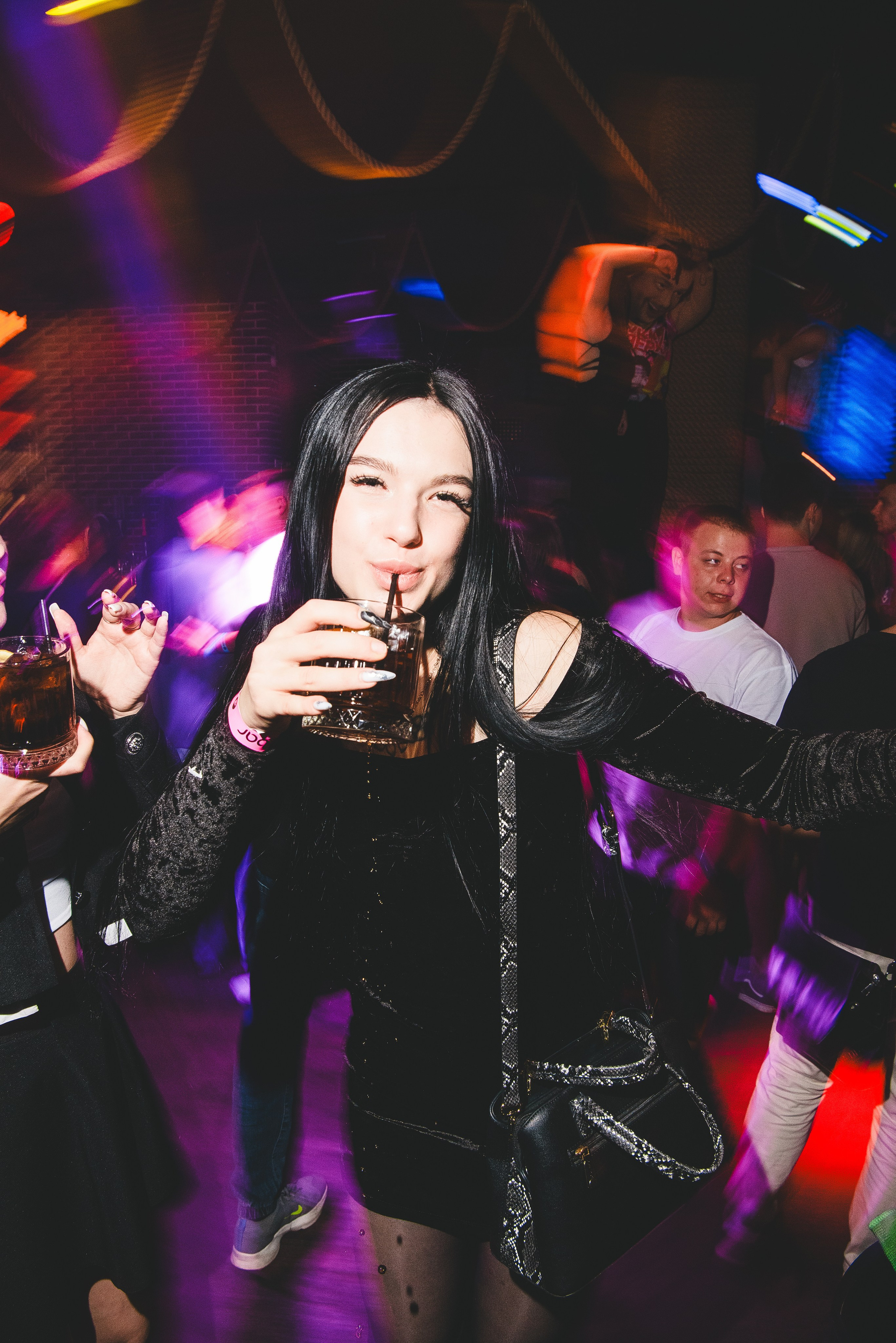 Фотоотчёты о вечеринках для НеБар Волгоград. Или стиль «пьяный фотограф». Фотограф в Волгограде и Волжском Александр Горбань