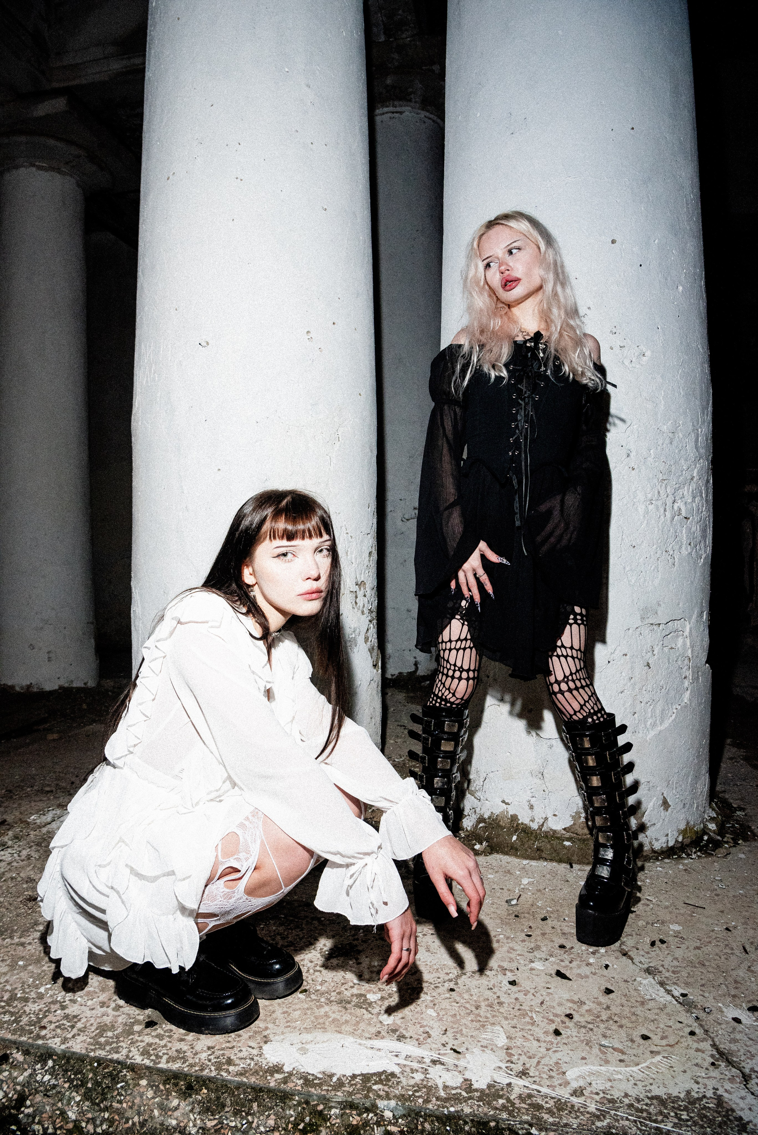 Две девушки на фоне колонн в заброшенной локации