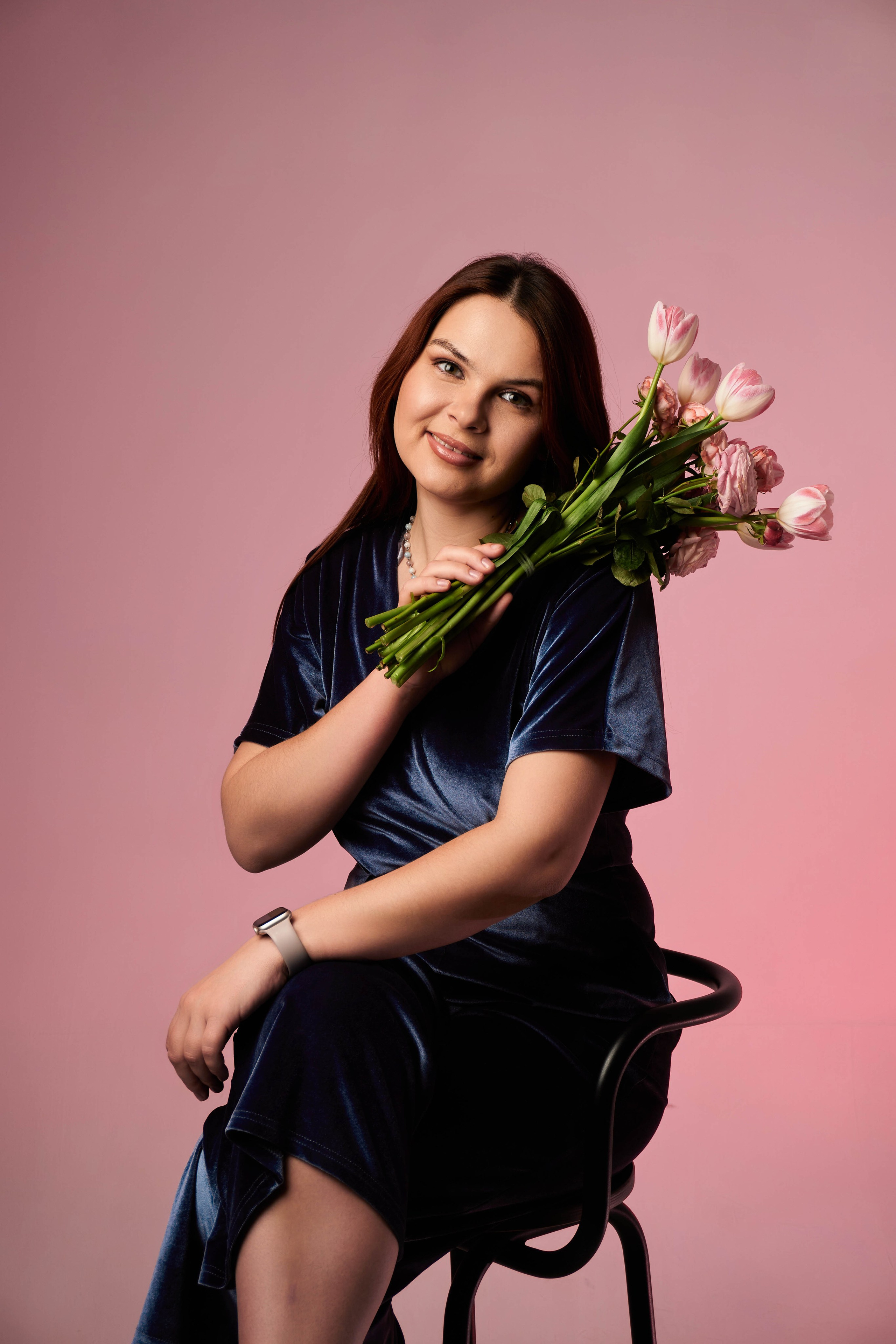 Фотосессия с цветами и розовым светом