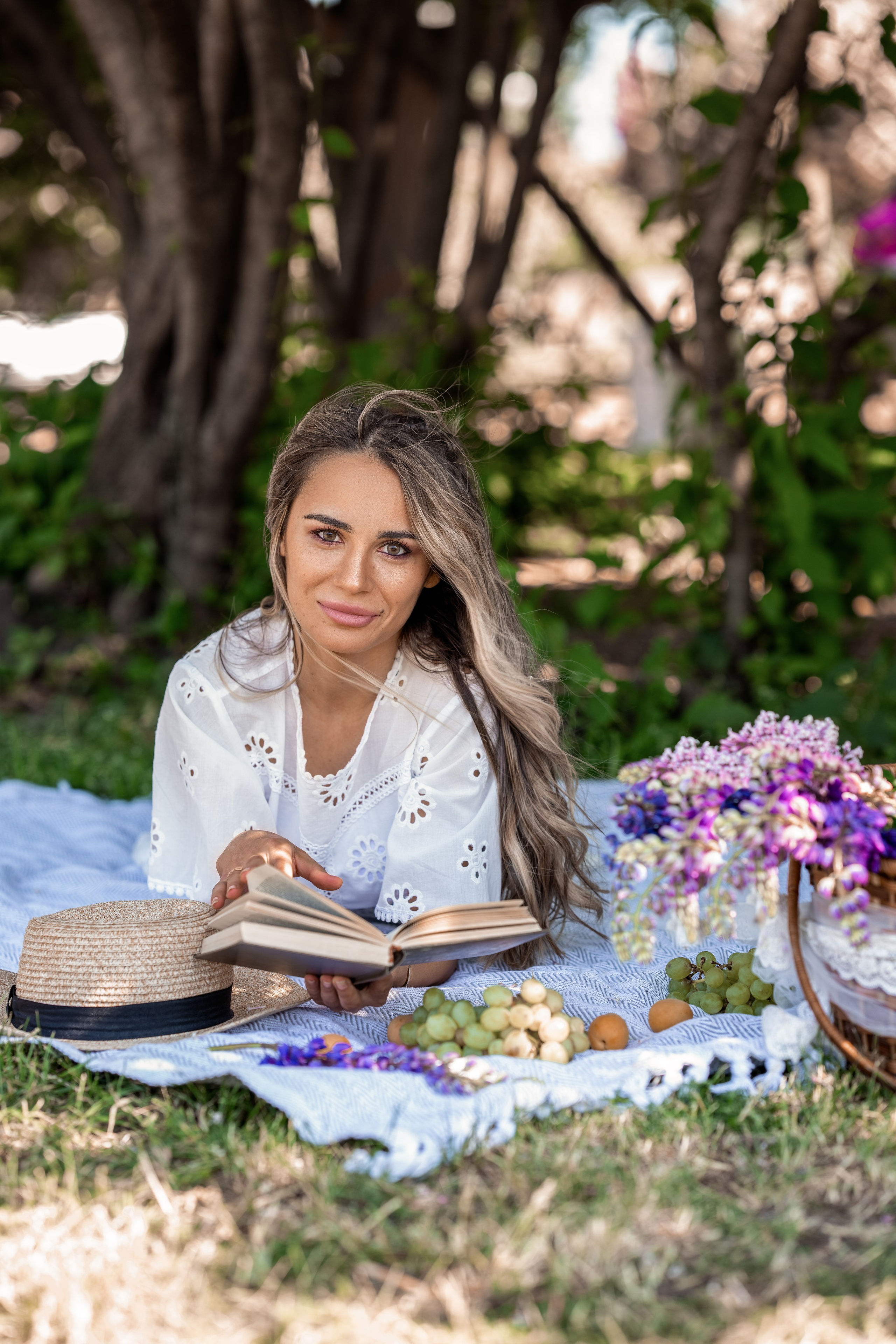 Нежная Динара в сирени. Семейный и портретный фотограф в Санкт-Петербурге Татьяна Гримоть