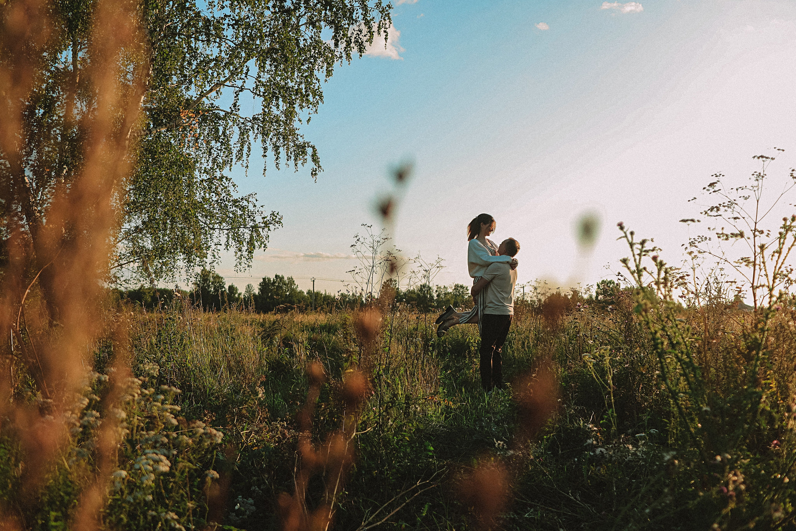 Поле love story на закате. Семейный фотограф Тюмень, фотограф на роды Салмина Мария