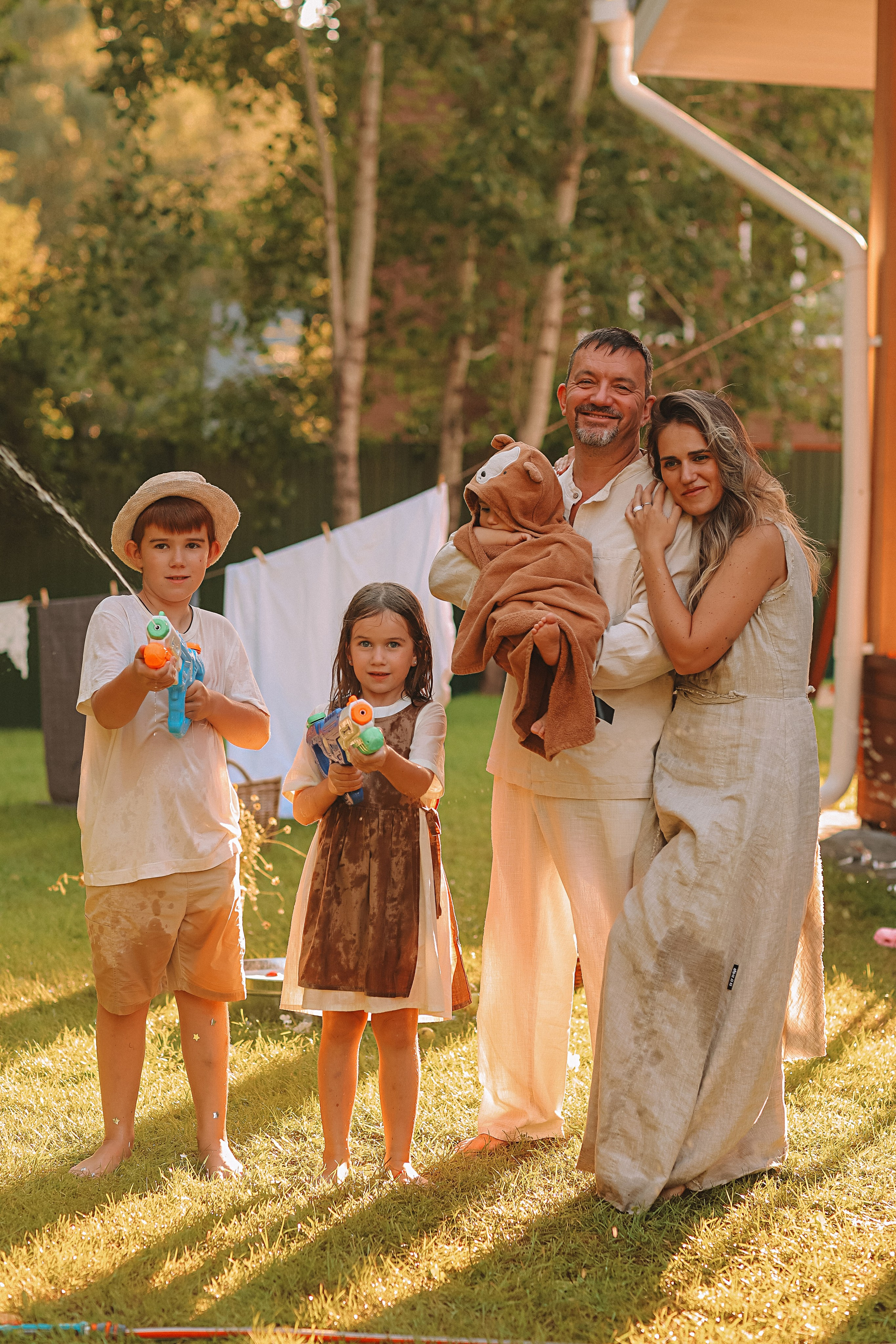 Стирка у дома. Семейный фотограф Тюмень, фотограф на роды Салмина Мария