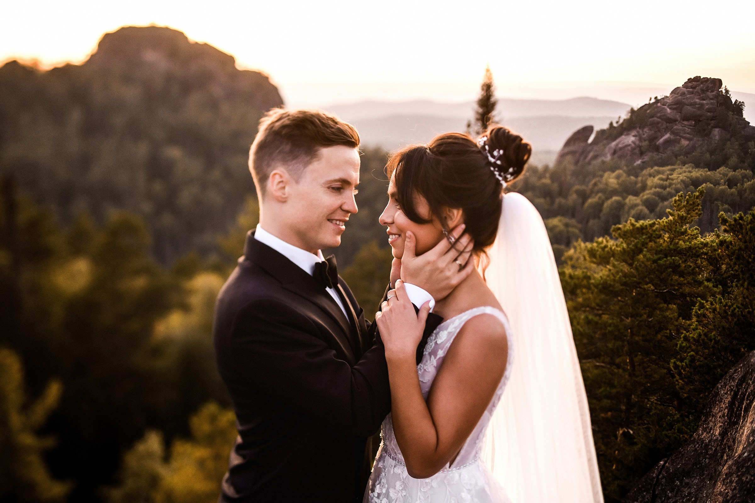 🌄 Демьян и Катя — свадьба в нацпарке "Столбы" | Веселый банкет и эпичные фото на скалах. 📸 Свадебный и семейный фотограф в Красноярске Тихомиров Евгений | 17 лет опыта | 800+ свадеб