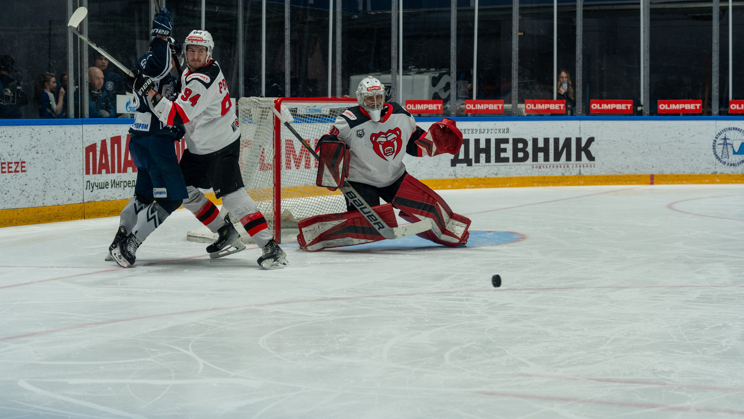 Защитник «Молота» и вратарь отражают атаку «Динамо». Репортажная спортивная фотосъёмка, динамика, Санкт-Петербург.