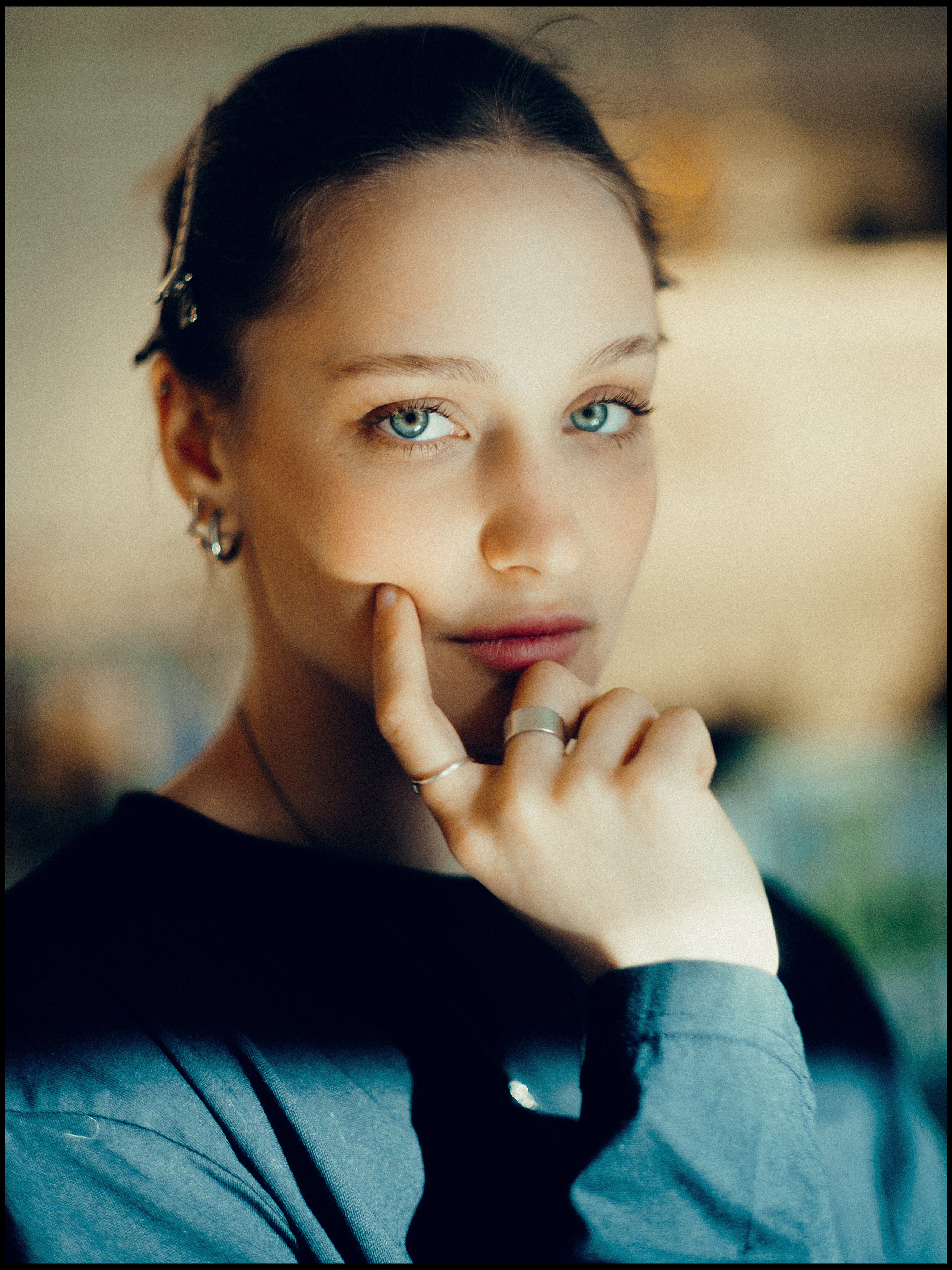 Портретная женская съемка в кофейне