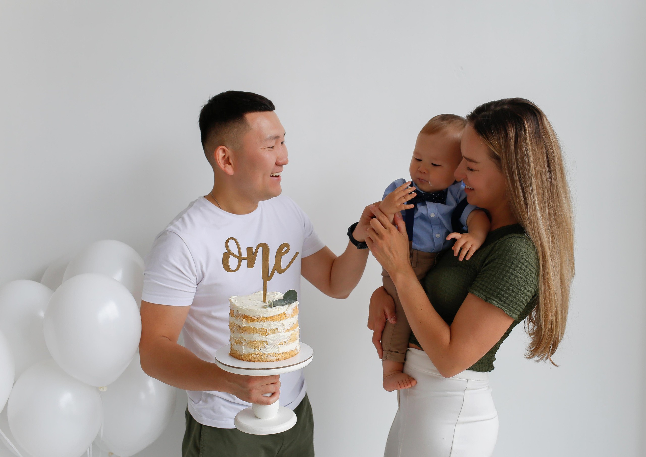 Матвей с другом рушат торт). Детский и семейный фотограф Санкт-Петербург, фотосессия Спб