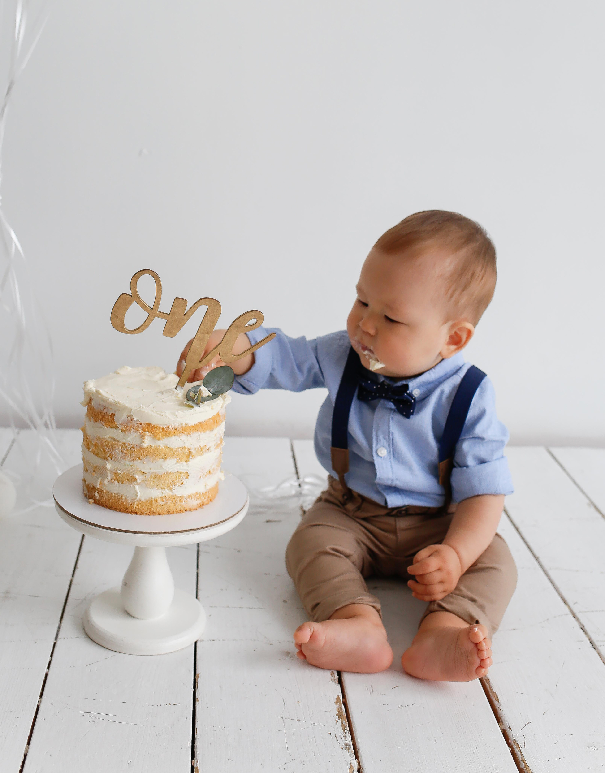 Матвей с другом рушат торт). Детский и семейный фотограф Санкт-Петербург, фотосессия Спб