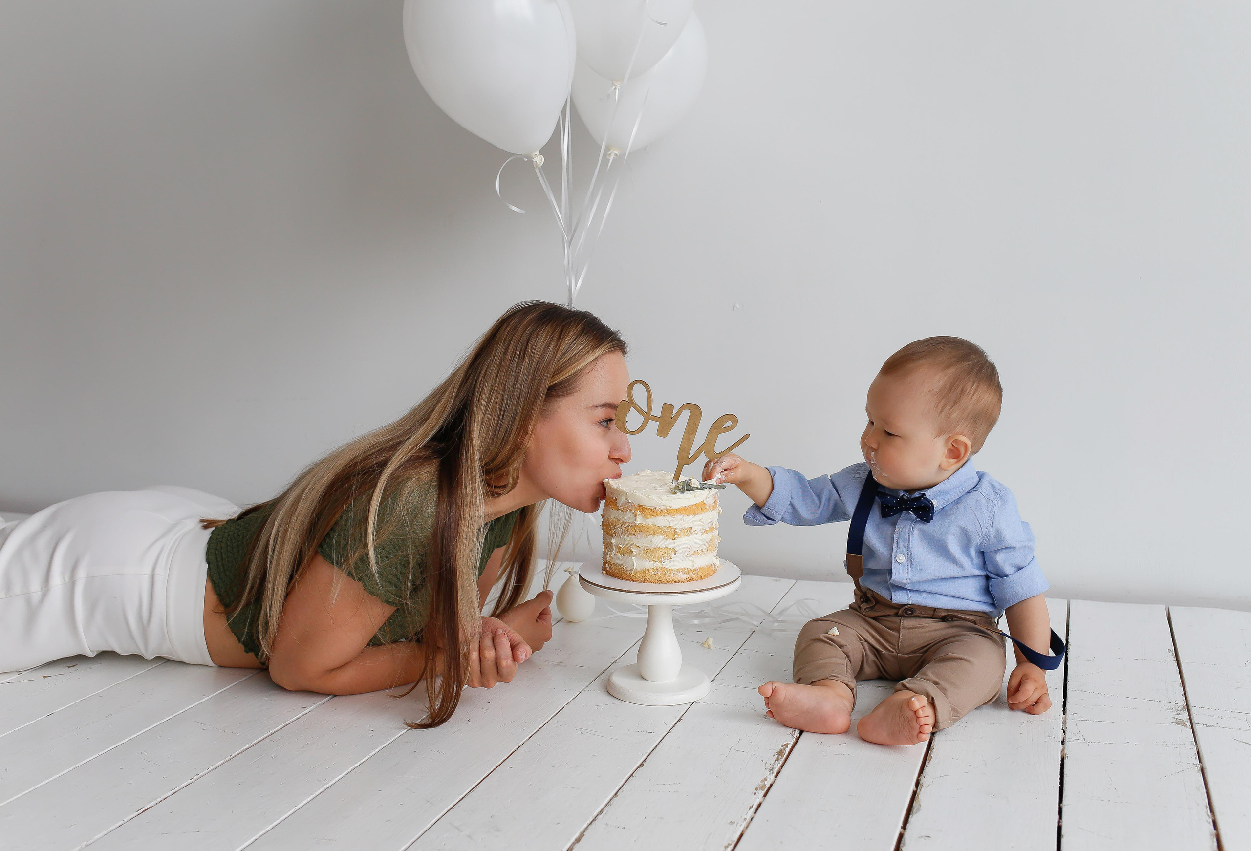 Матвей с другом рушат торт). Детский и семейный фотограф Санкт-Петербург, фотосессия Спб