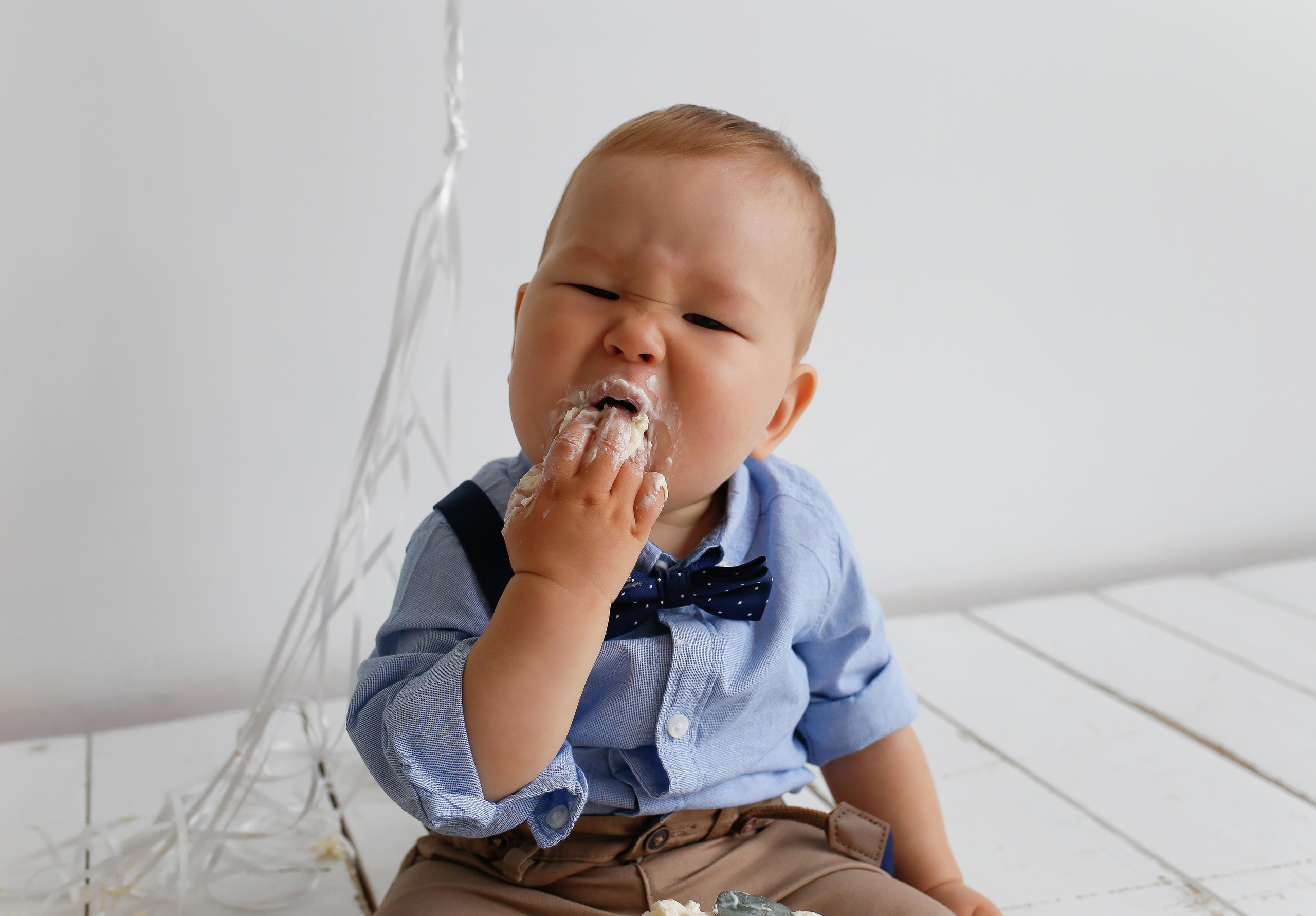Матвей с другом рушат торт). Детский и семейный фотограф Санкт-Петербург, фотосессия Спб