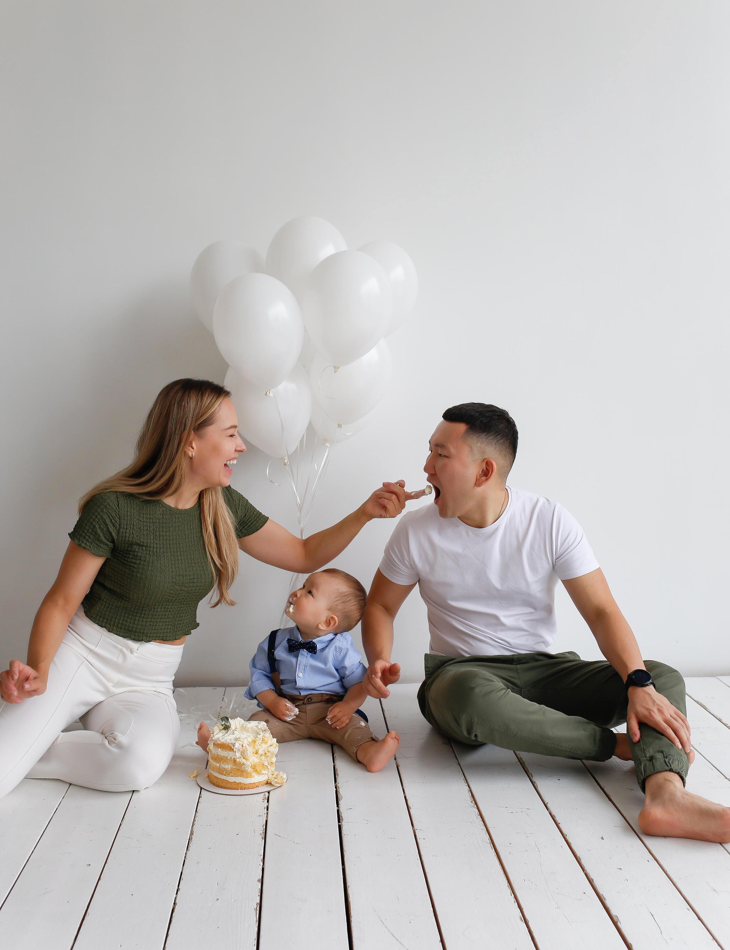 Матвей с другом рушат торт). Детский и семейный фотограф Санкт-Петербург, фотосессия Спб