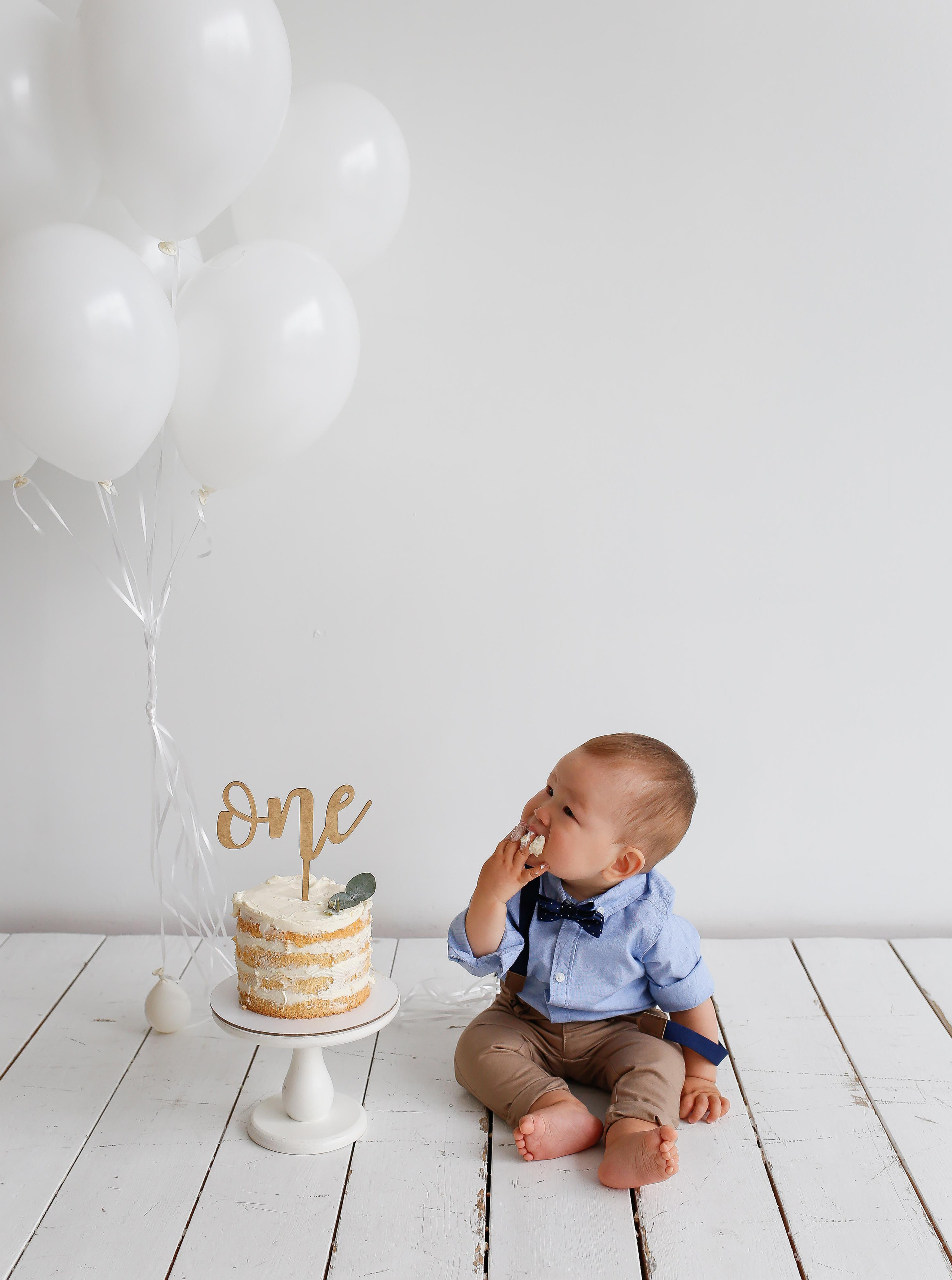 Матвей с другом рушат торт). Детский и семейный фотограф Санкт-Петербург, фотосессия Спб