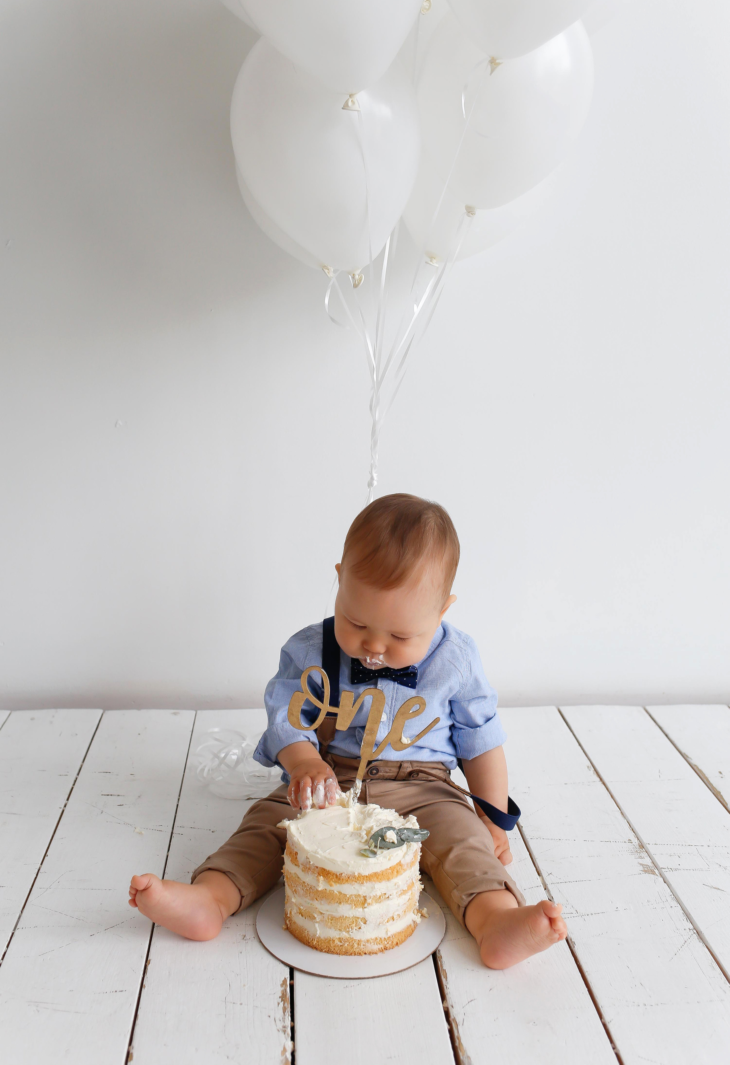 Матвей с другом рушат торт). Детский и семейный фотограф Санкт-Петербург, фотосессия Спб