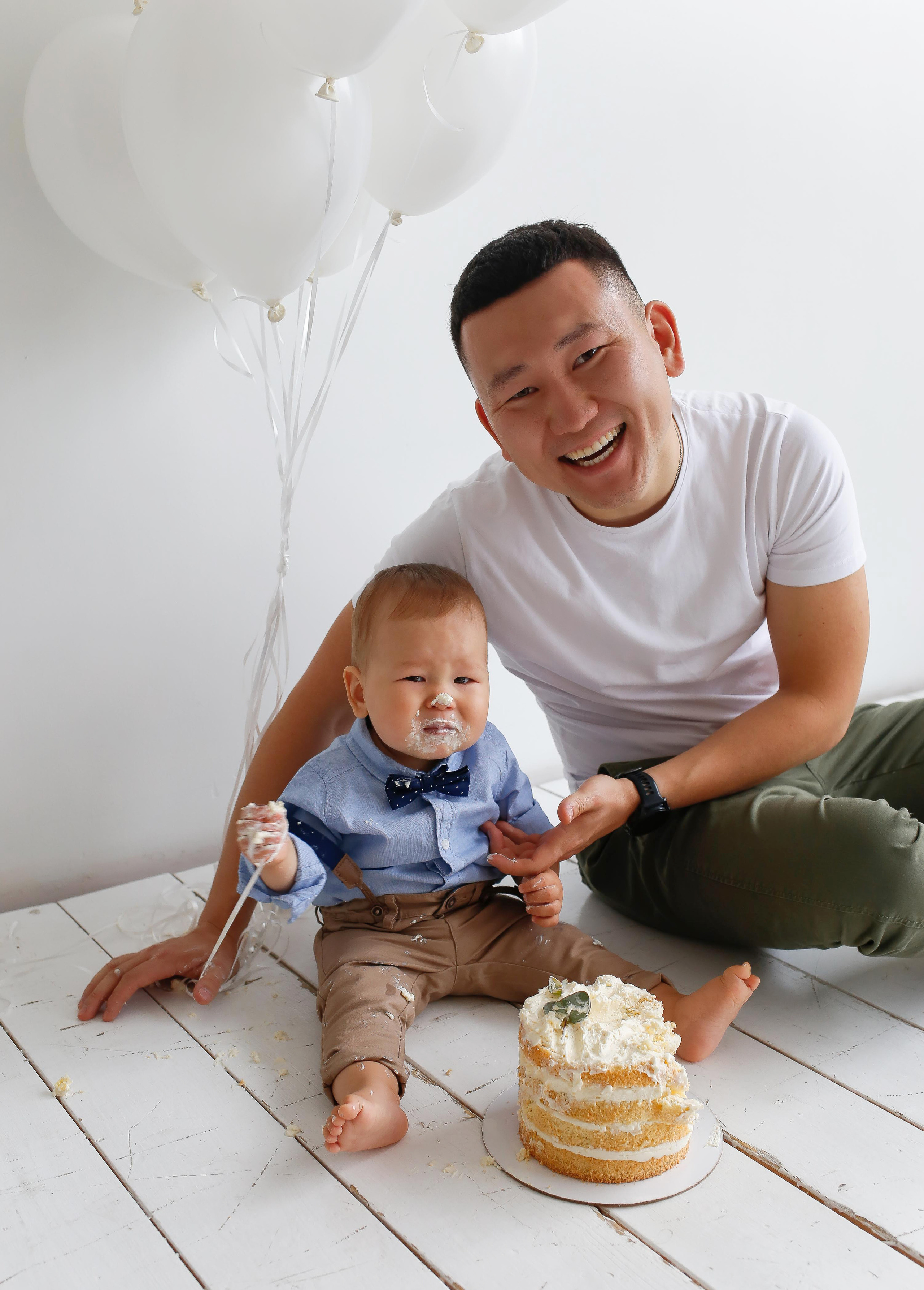 Матвей с другом рушат торт). Детский и семейный фотограф Санкт-Петербург, фотосессия Спб