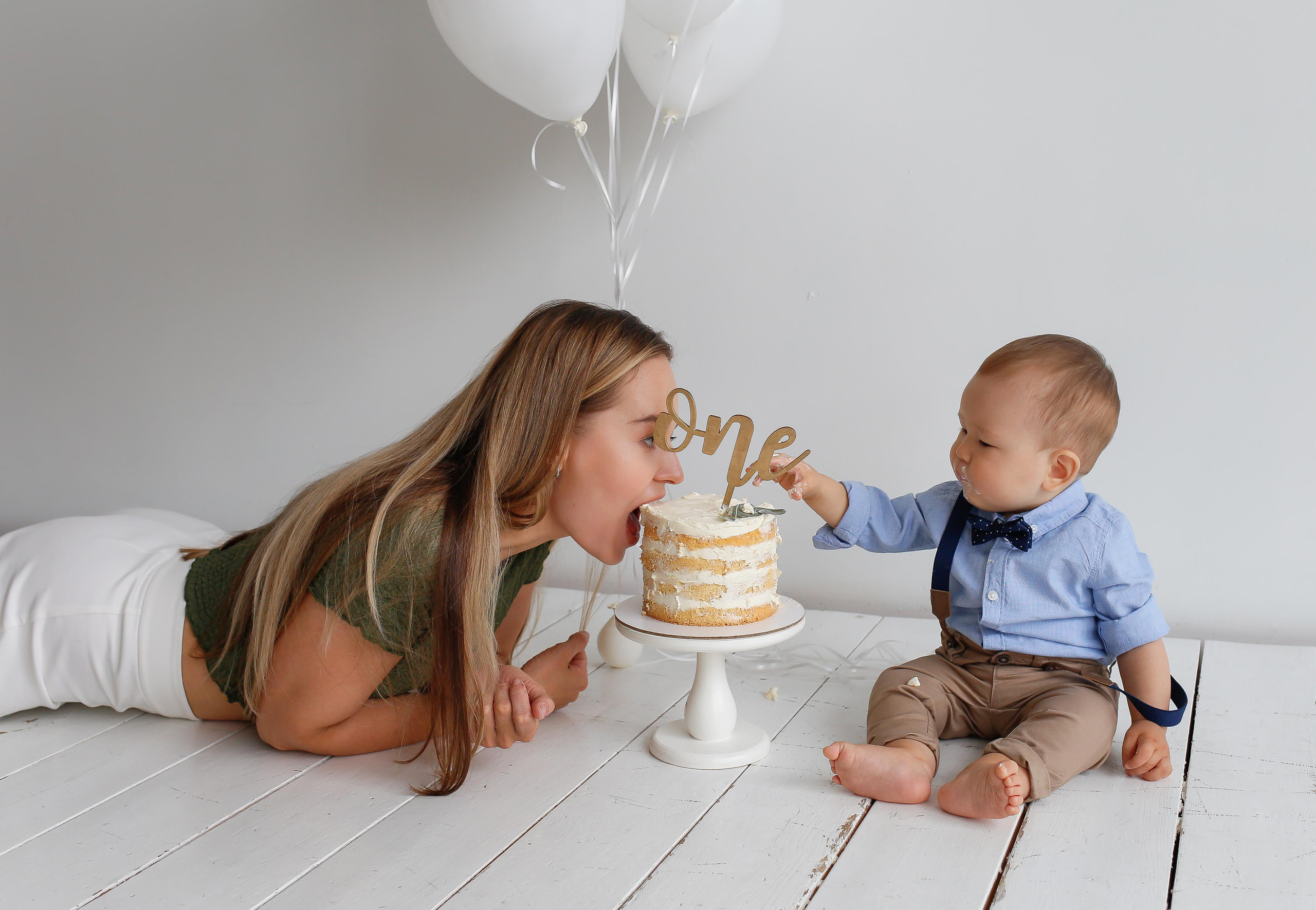 Матвей с другом рушат торт). Детский и семейный фотограф Санкт-Петербург, фотосессия Спб