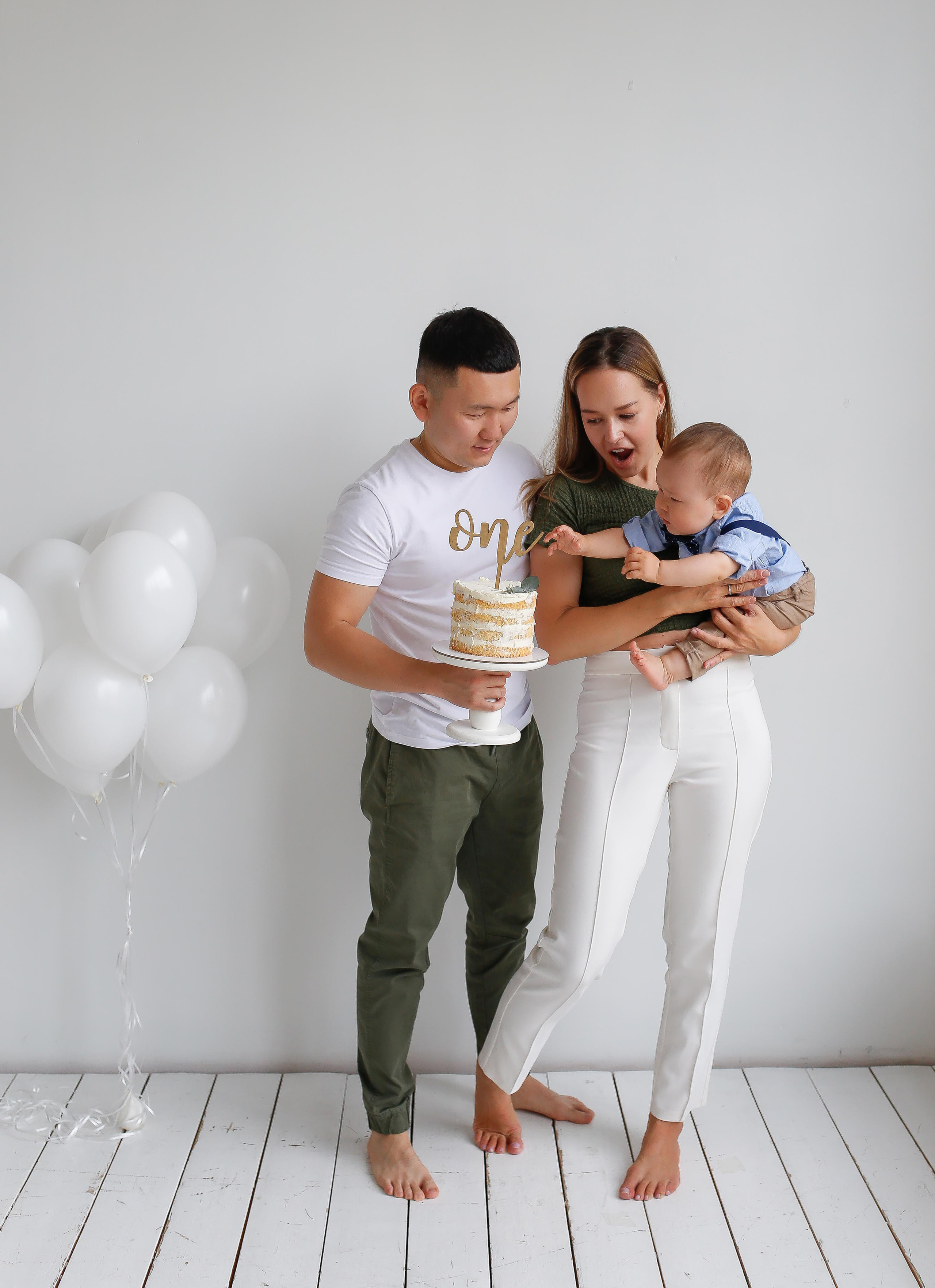 Матвей с другом рушат торт). Детский и семейный фотограф Санкт-Петербург, фотосессия Спб