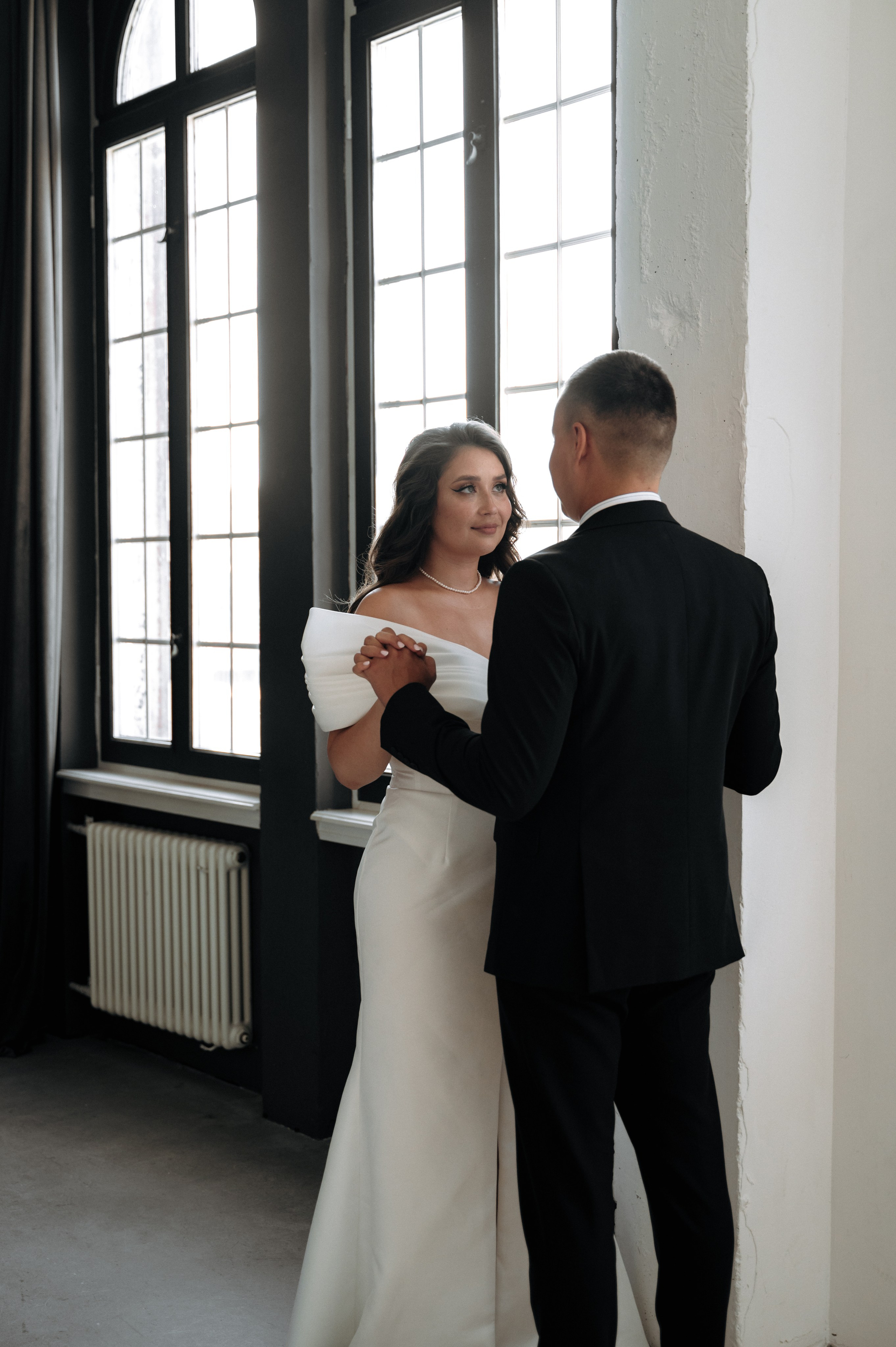 влюбленный взгляд жениха и невесты фотосессия