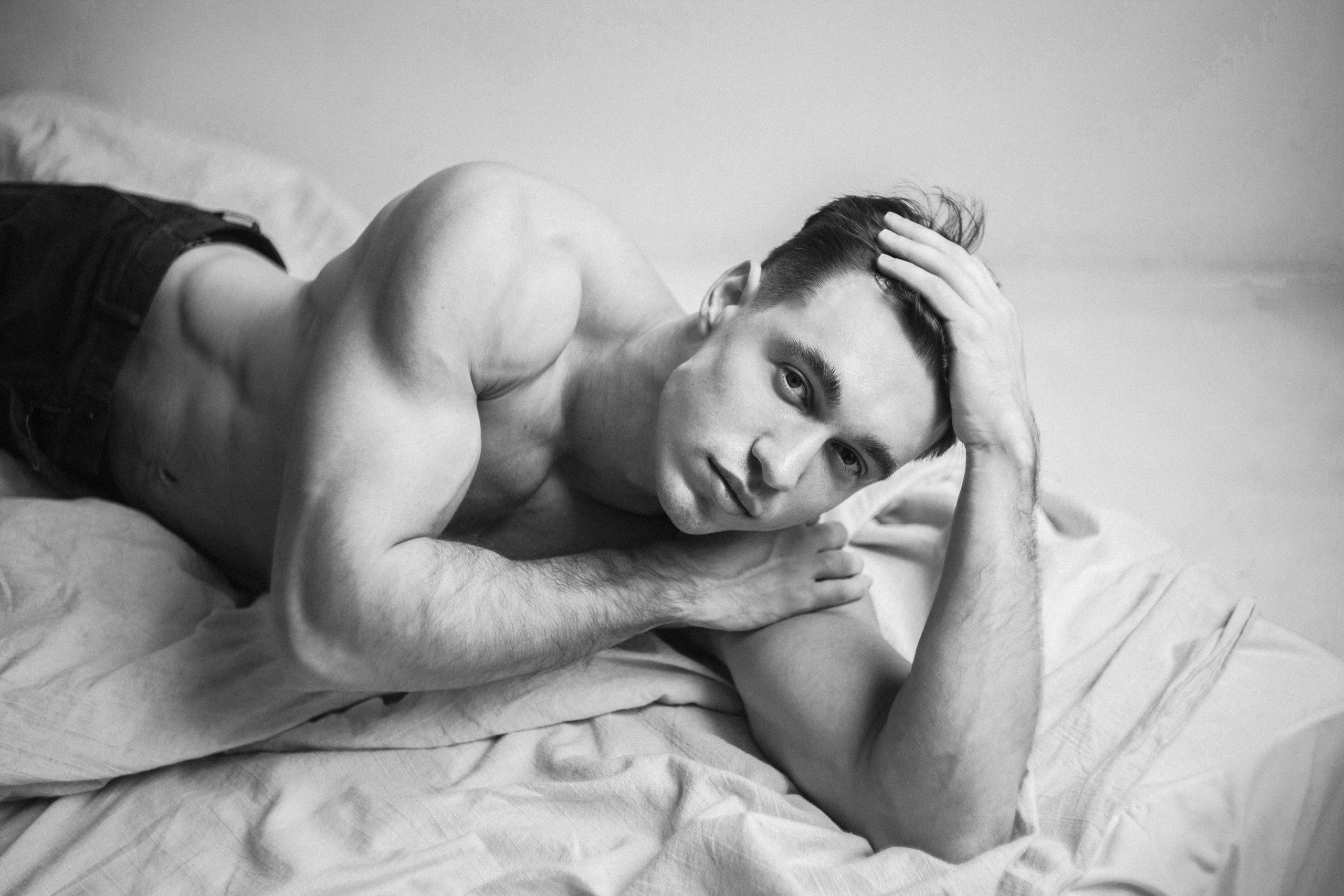 Мужской студийный портрет. Фотограф Лазарина Кучменова