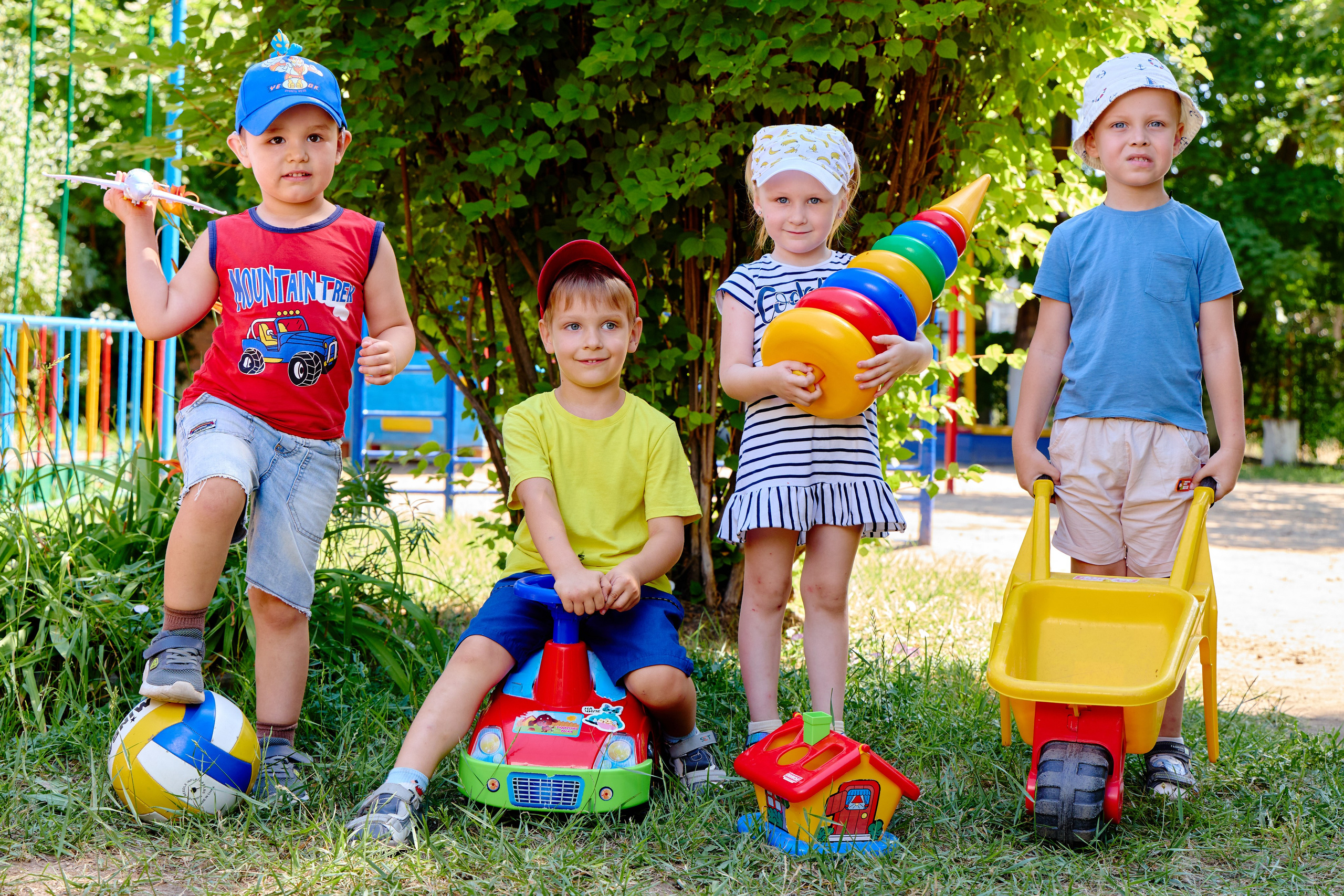 Пример летней съёмки в детском саду № 92 младшая группа Ромашки. Фотограф Выпускные альбомы Таганрог Сергей Коробченко